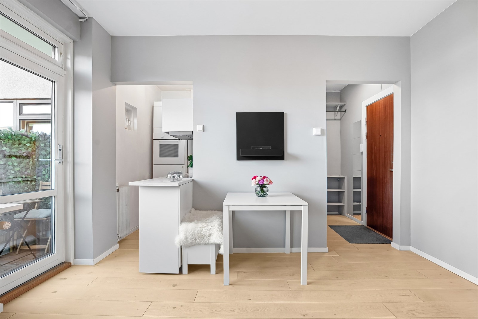 Leiligheten har plass til spisebord med naturlig plassering mellom kjøkkenet og stuen. Galleribilde