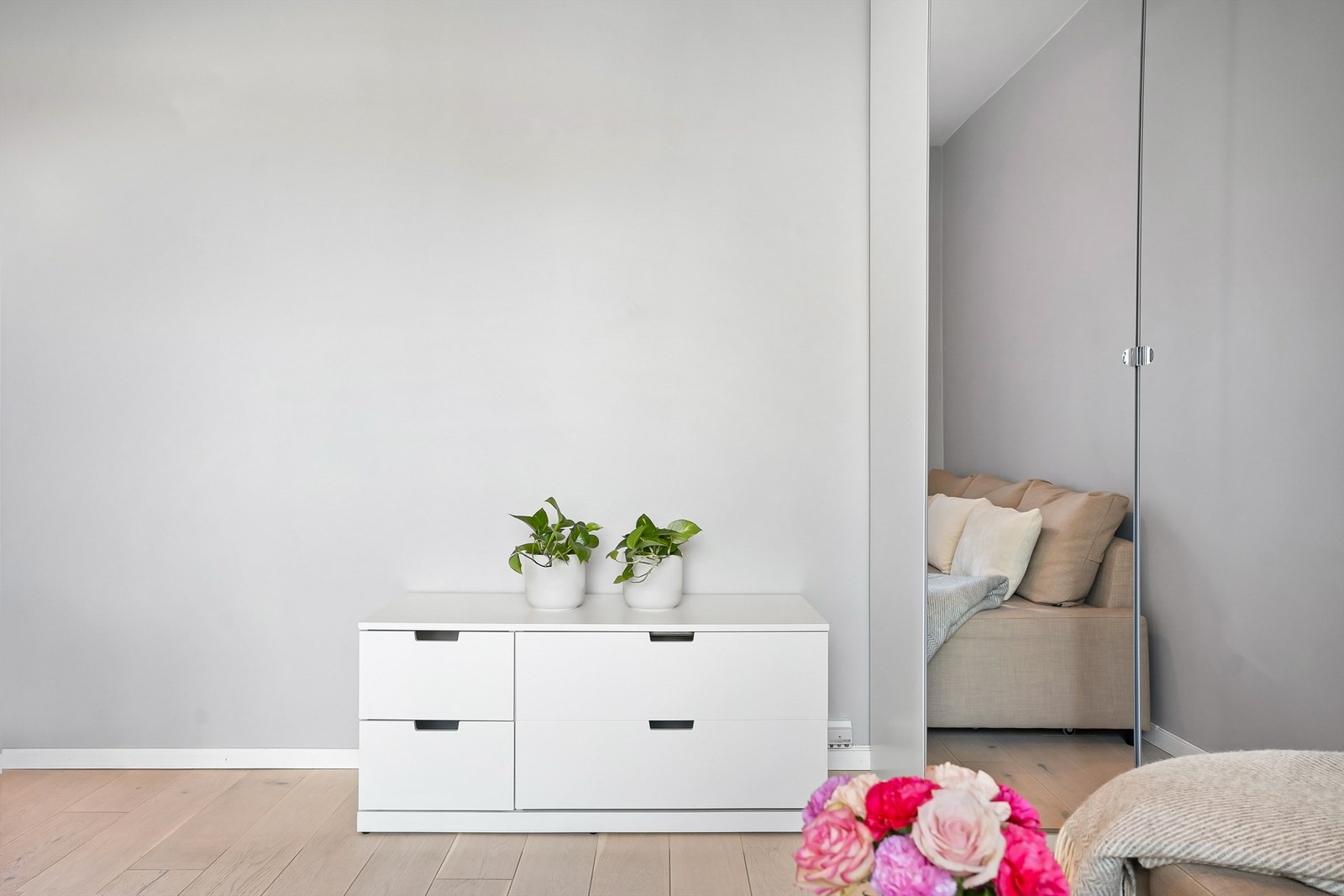 Naturlig plass til kommode/tv-benk. Galleribilde