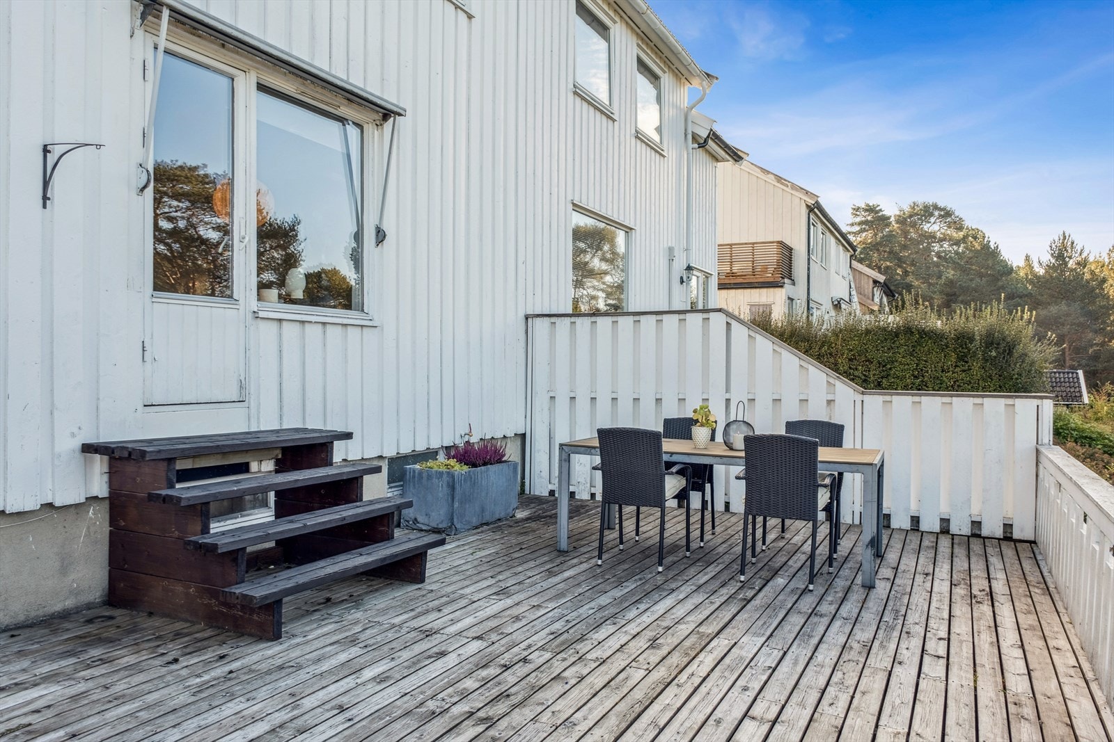 Romslig terrasse med adomst fra stue Galleribilde
