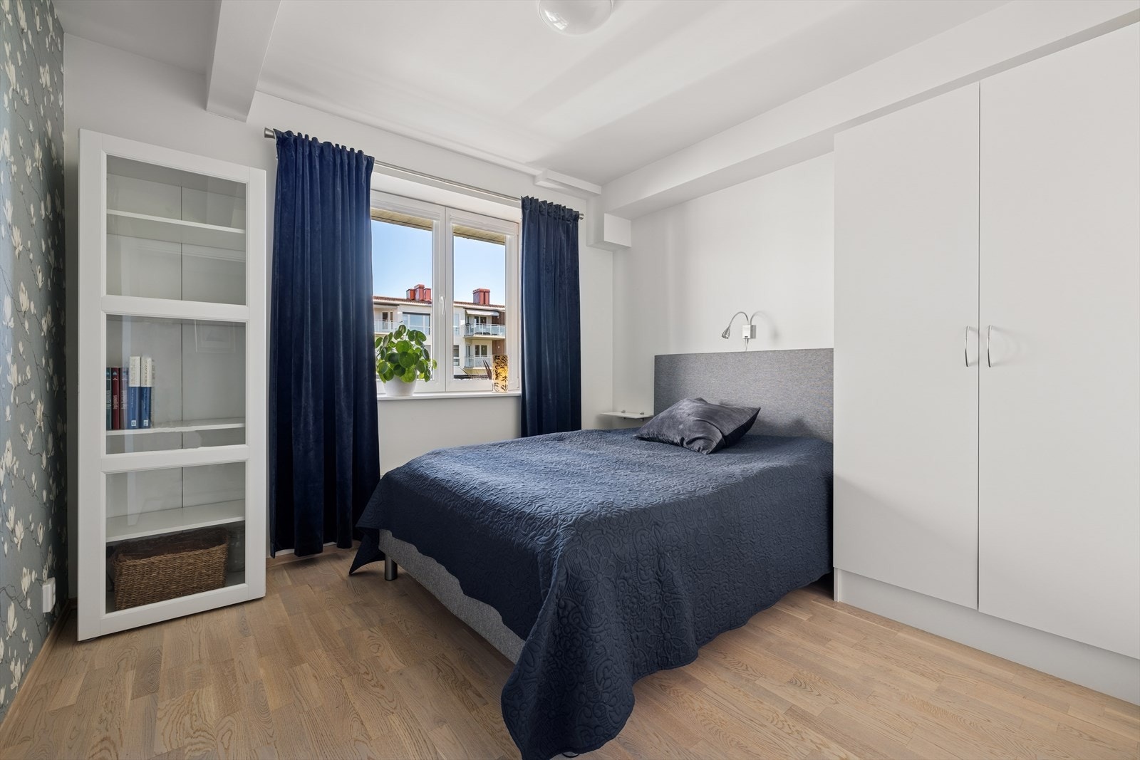 De to andre soverommene har plass til seng, tilhørende møblement og garderobeskap. Galleribilde