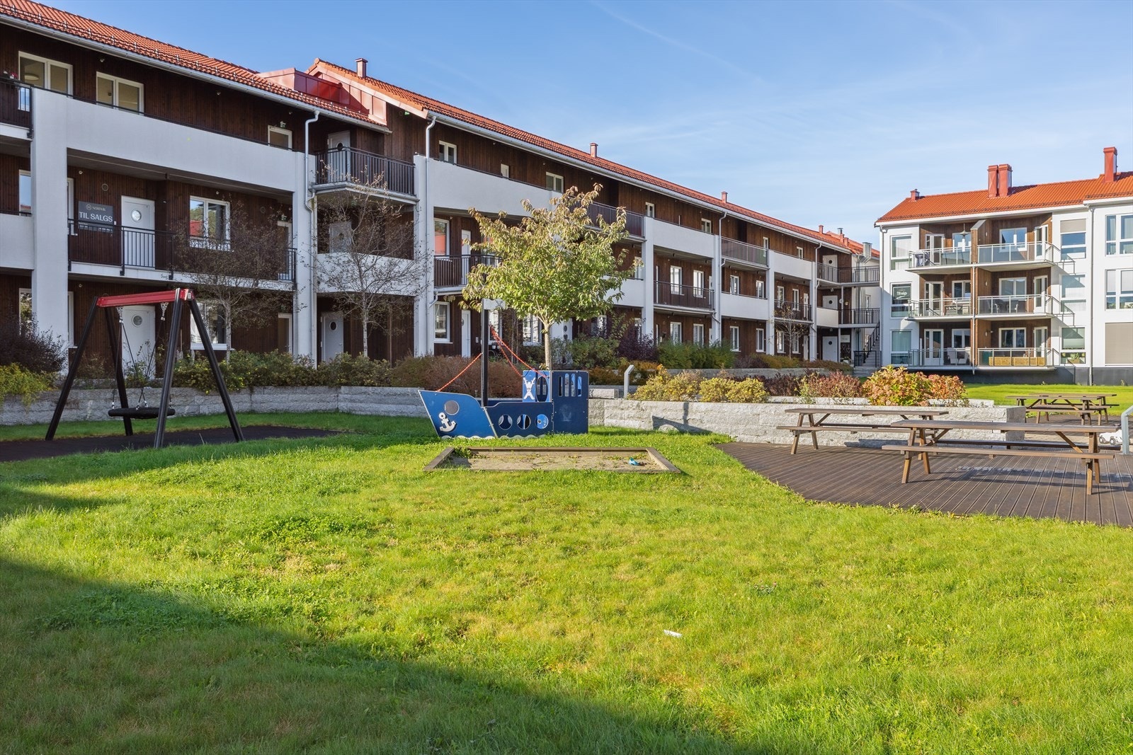 Rygge Atrium er parkmessig opparbeidet, der man finner store arealer med gressplen, lekeplass, trær, asfaltert internveier, m.m. Galleribilde