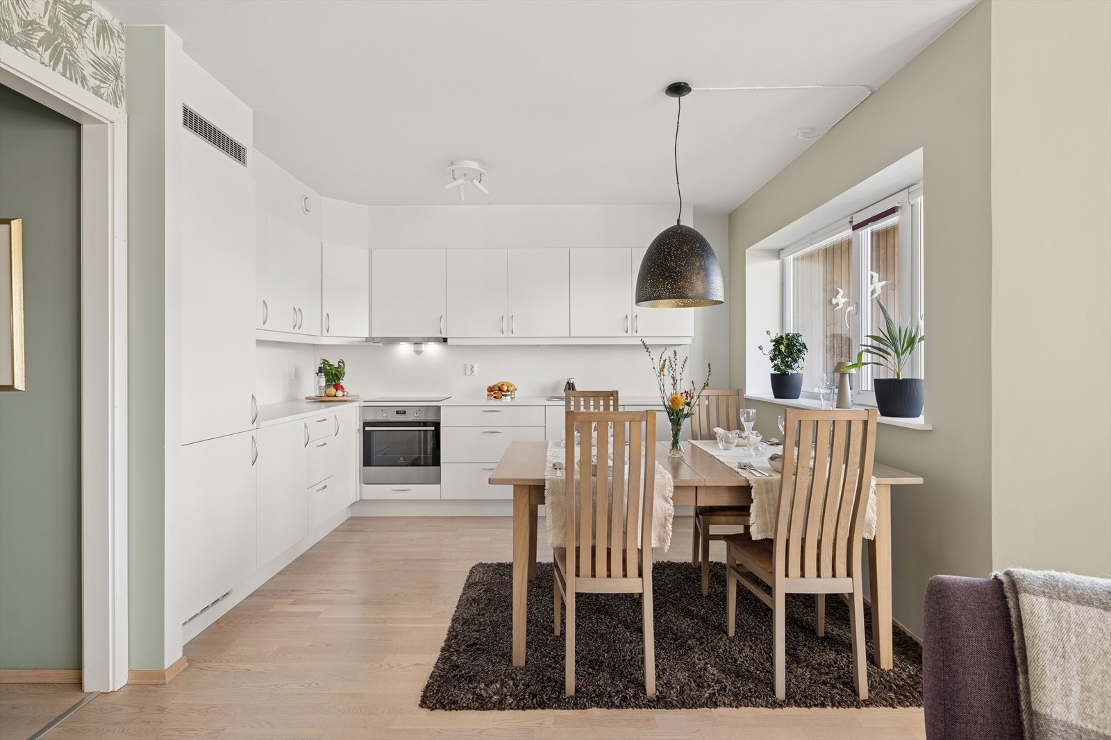 I tilknytning til kjøkkenet, kan spisebord enkelt plasseres. Galleribilde