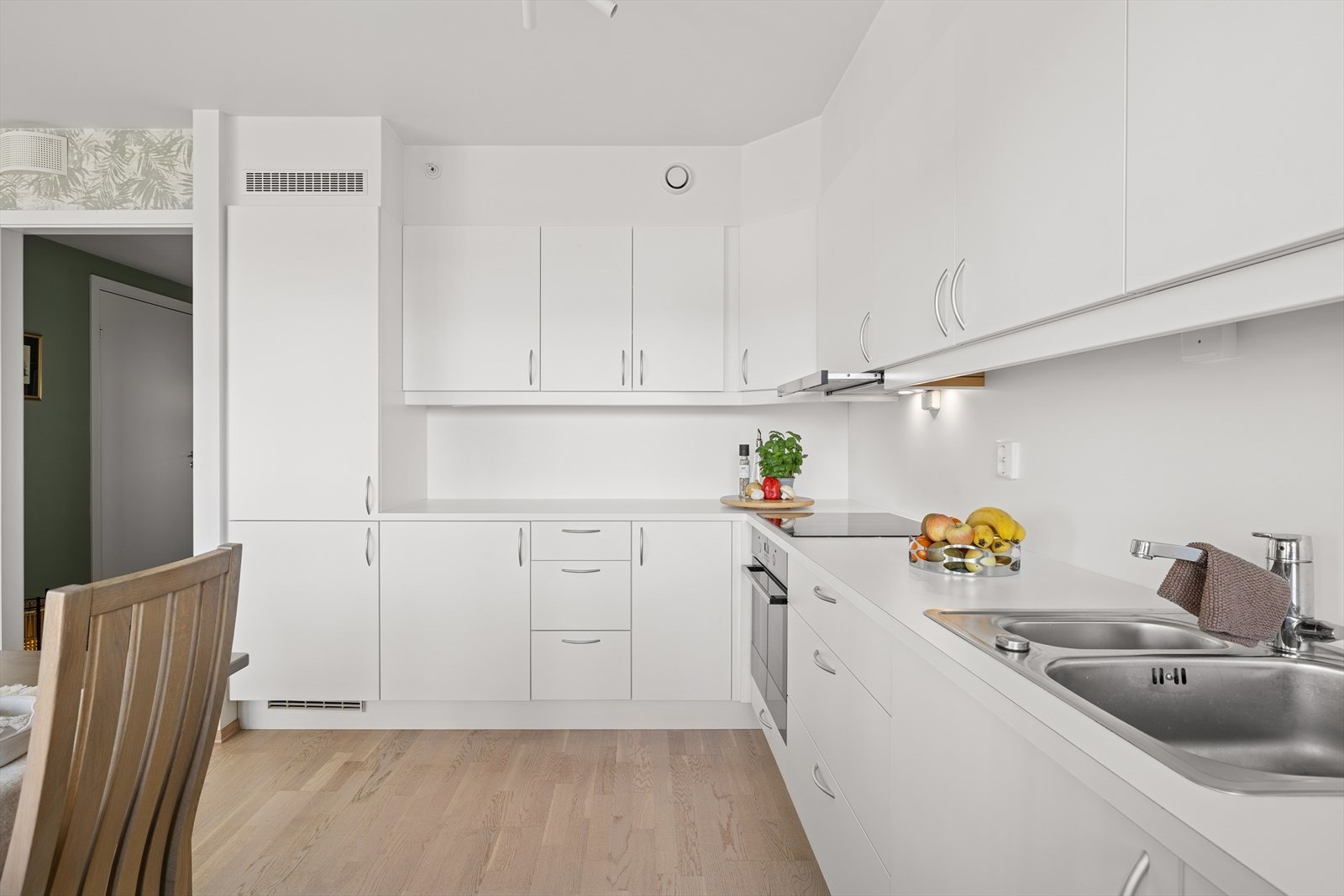 Kjøkkenet er innredet i en praktisk form, og har godt med både skap- og benkeplass. Galleribilde