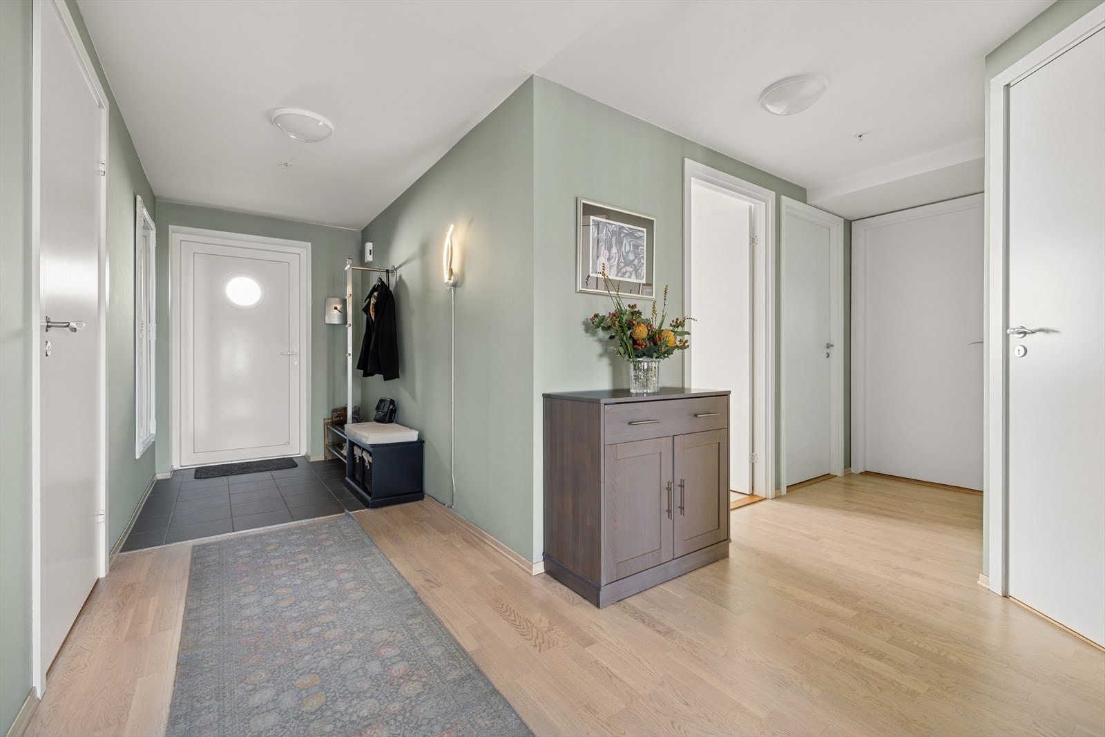 Her ønskes du velkommen inn i en romslig entré med god plass til å oppbevare ytterklær. Galleribilde