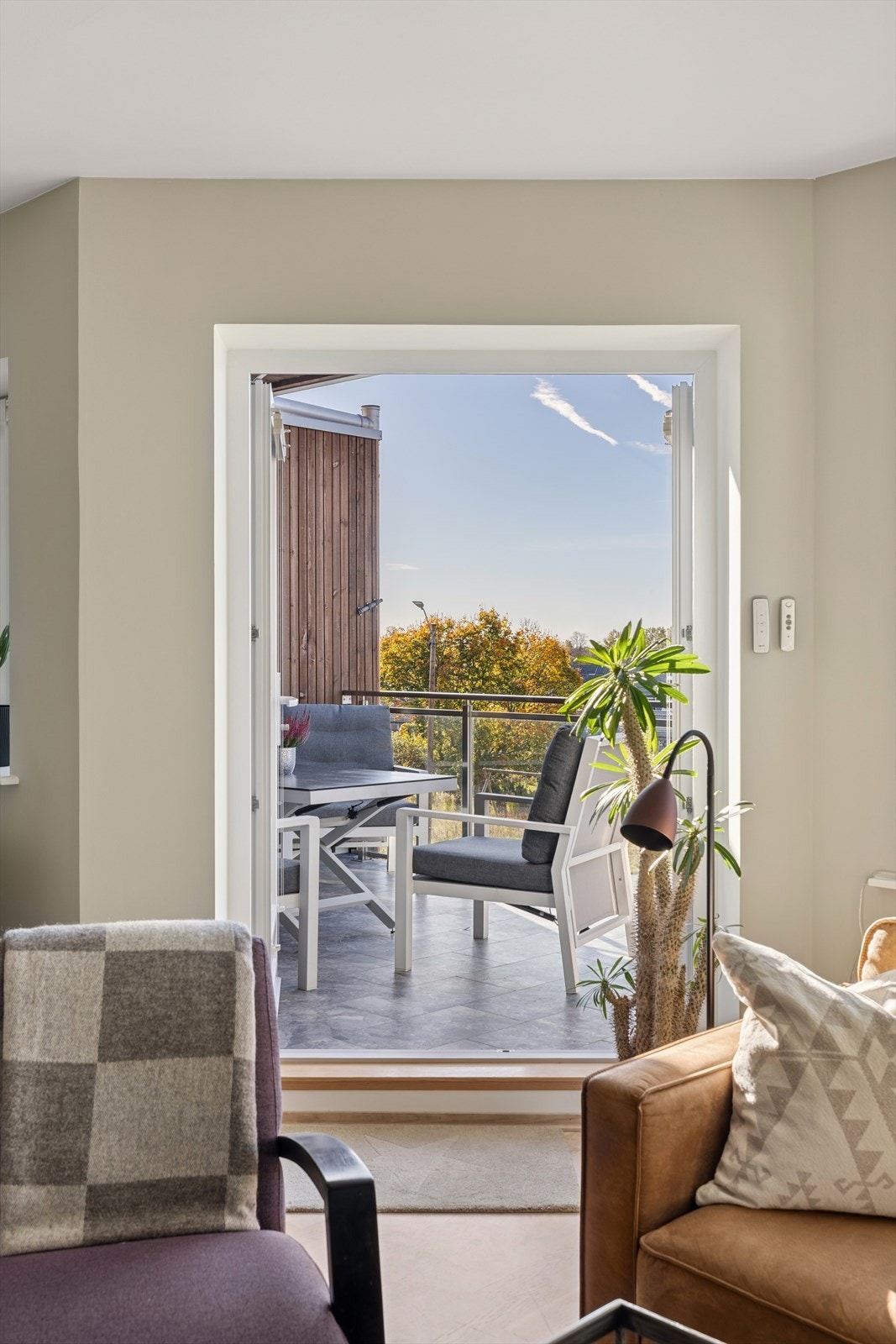 Fra stuen er det utgang til en solrik balkong Galleribilde