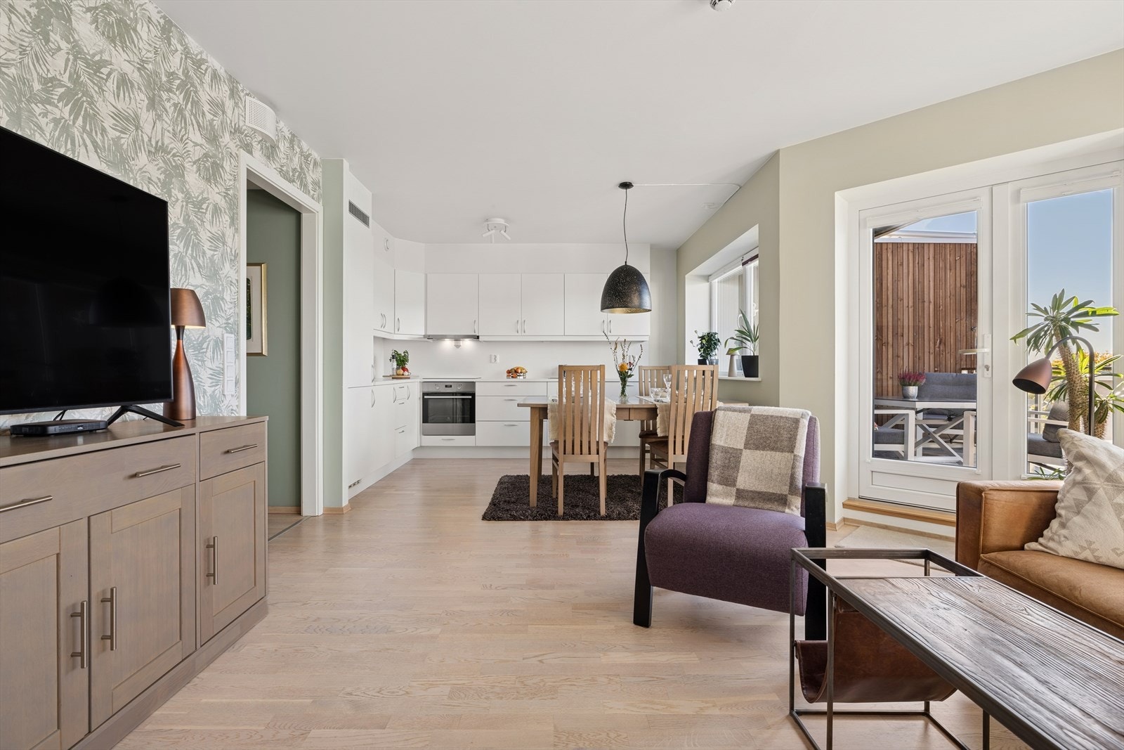 Det er åpen stue og kjøkkenløsning som gjør rommet mer sosialt. Galleribilde