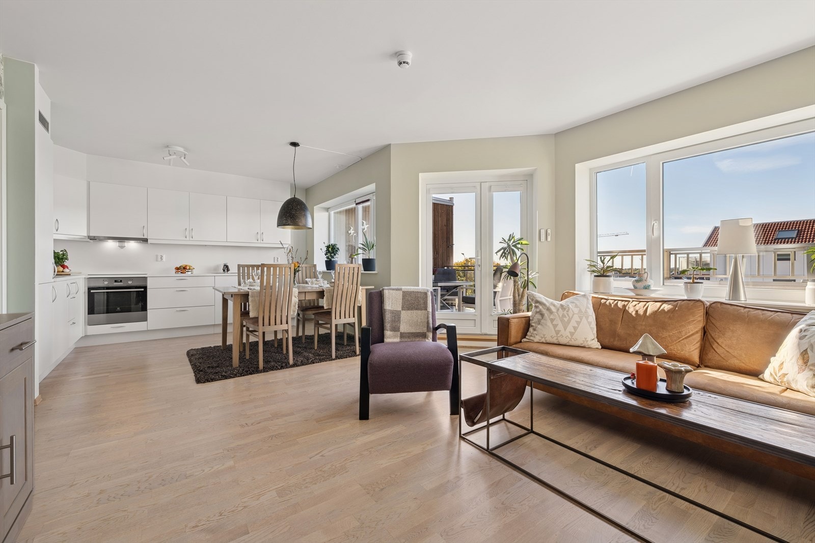 Det er flere store vindusflater som slipper inn mye naturlig lys og skaper en god atmosfære i rommet. Galleribilde