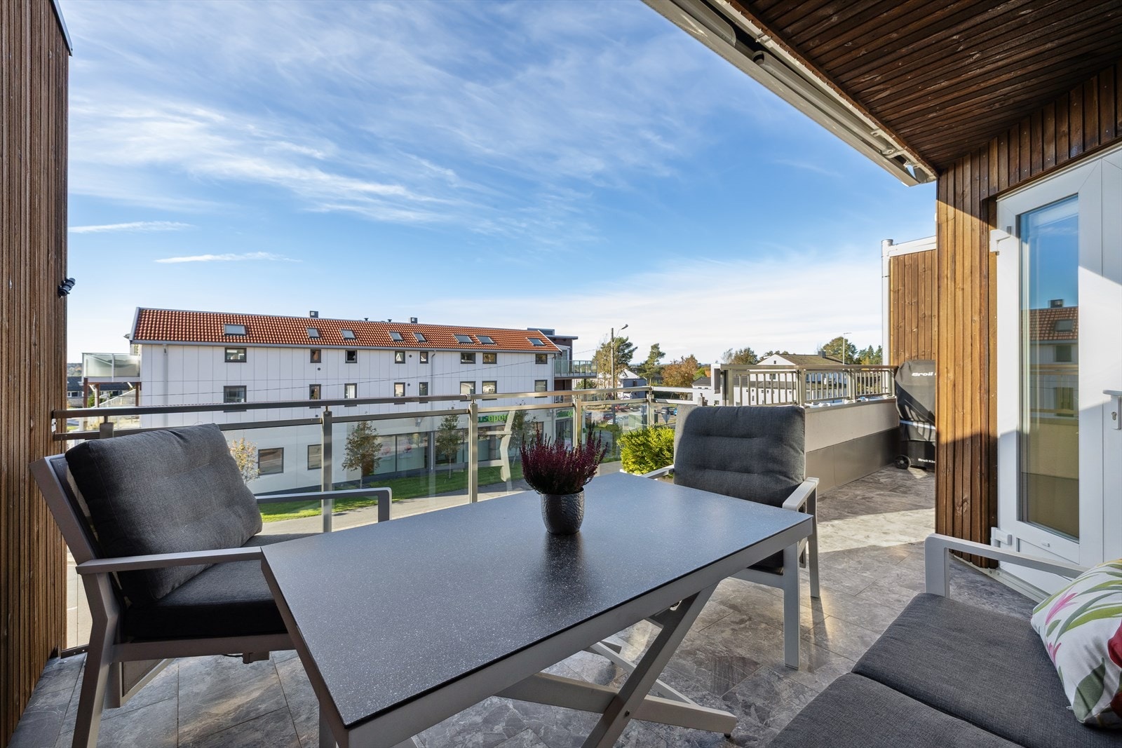 Leiligheten har en sentral beliggenhet på Halmstad med gangavstand til barnehage, skole, dagligvare, buss, og nærhet til Rygge stasjon. Galleribilde