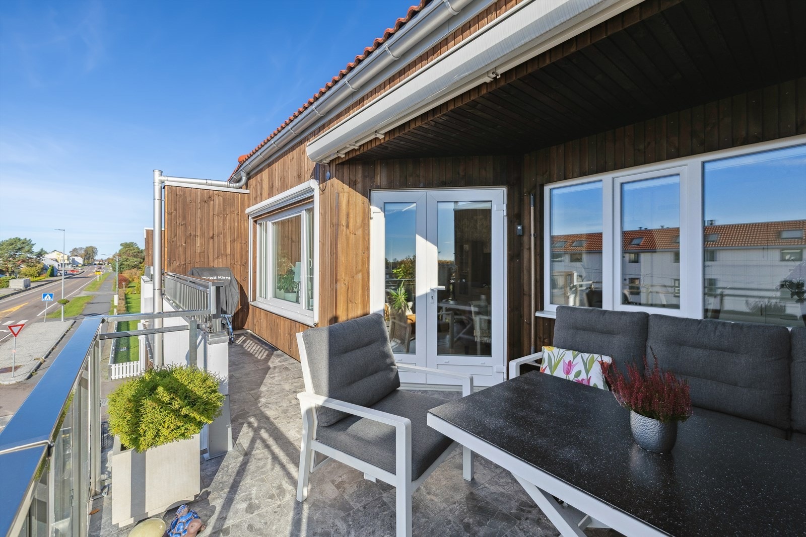 Balkongen som fungerer som en forlengelse av stuen på varme sommerdager. Galleribilde