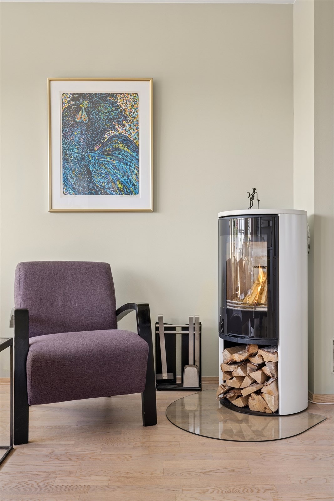 Her er det montert en peisovn for varme og hygge på kalde dager. Galleribilde