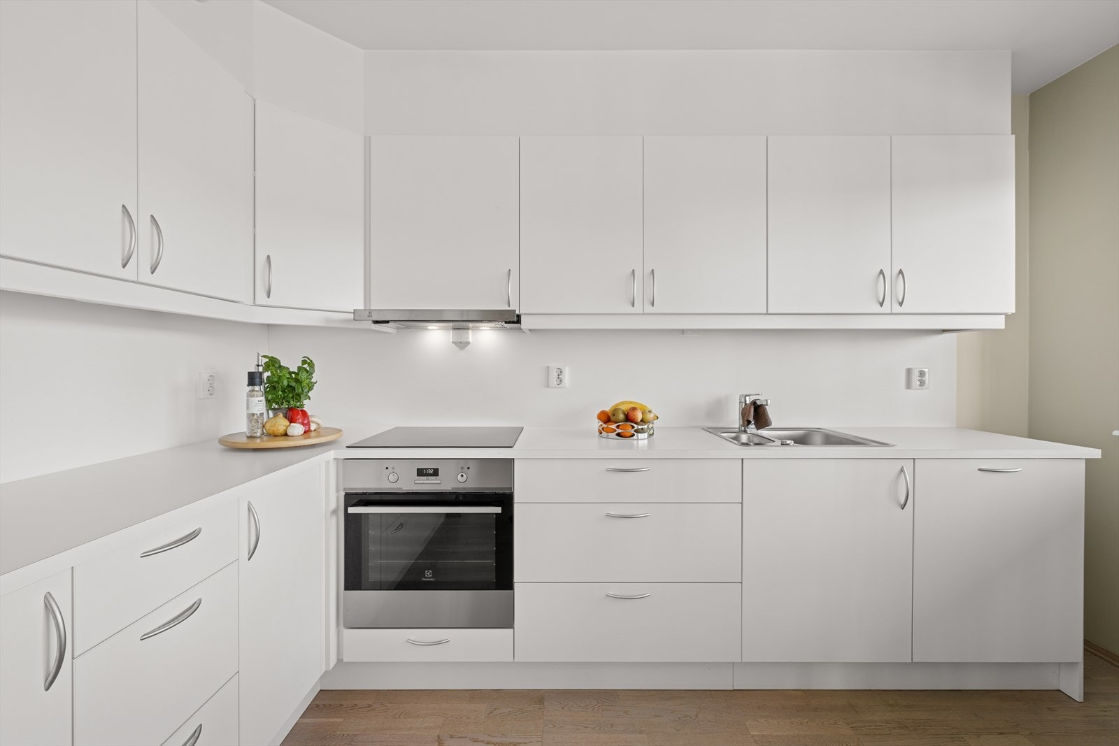 Innredningen har glatte fronter og laminat benkeplate med planlimt kum i rustfritt stål. Galleribilde