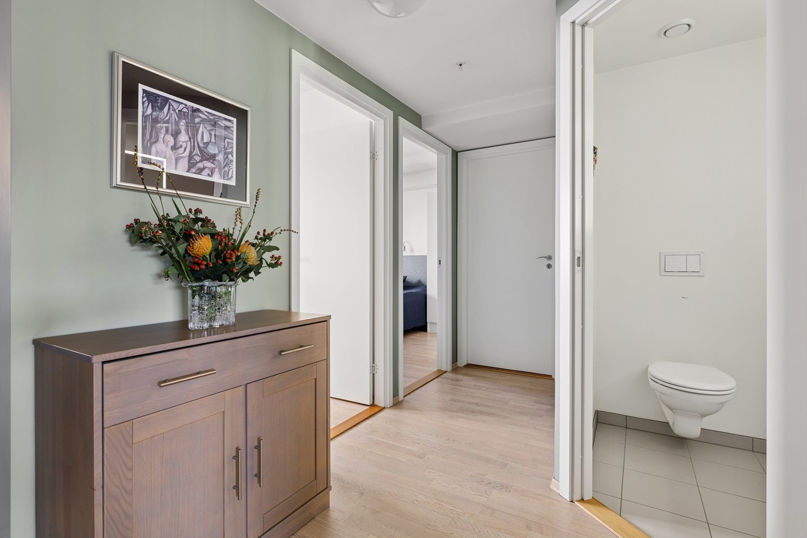 Leiligheten har et eget toalettrom plassert i gangen, praktisk når det er gjester på besøk. Galleribilde