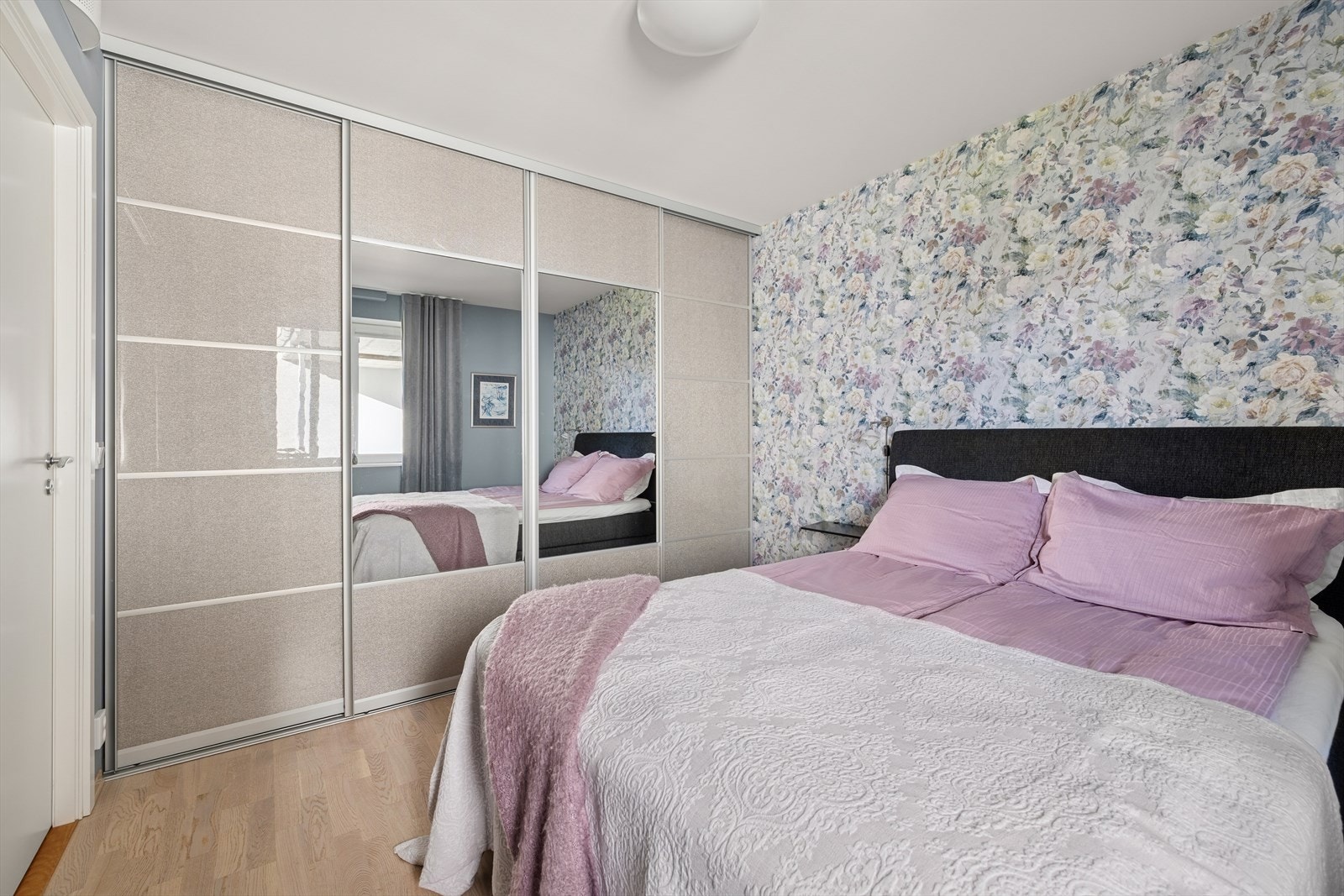 Hovedsoverommet har plass til dobbeltseng, tilhørende møblement og stor skyvedørsgarderobe med god oppbevaringsplass. Galleribilde