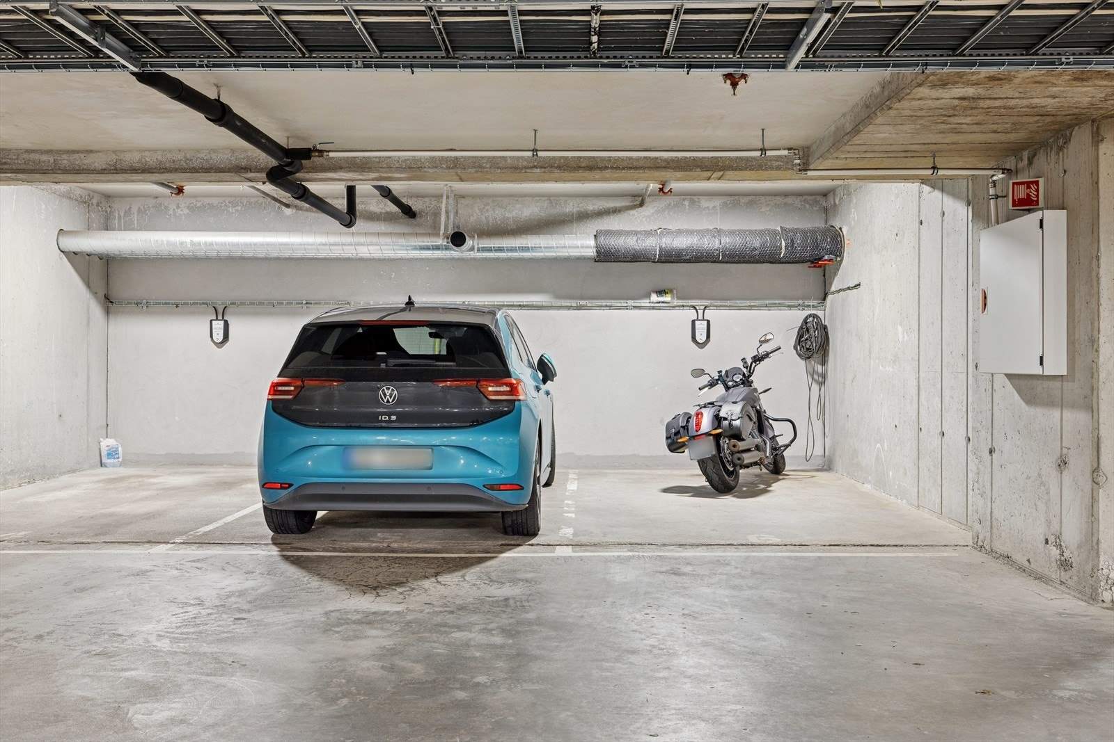 Leiligheten disponerer bod og 2 stk parkeringsplasser i felles garasjeanlegg, hvor en av plassene har el-bil lader montert. Galleribilde