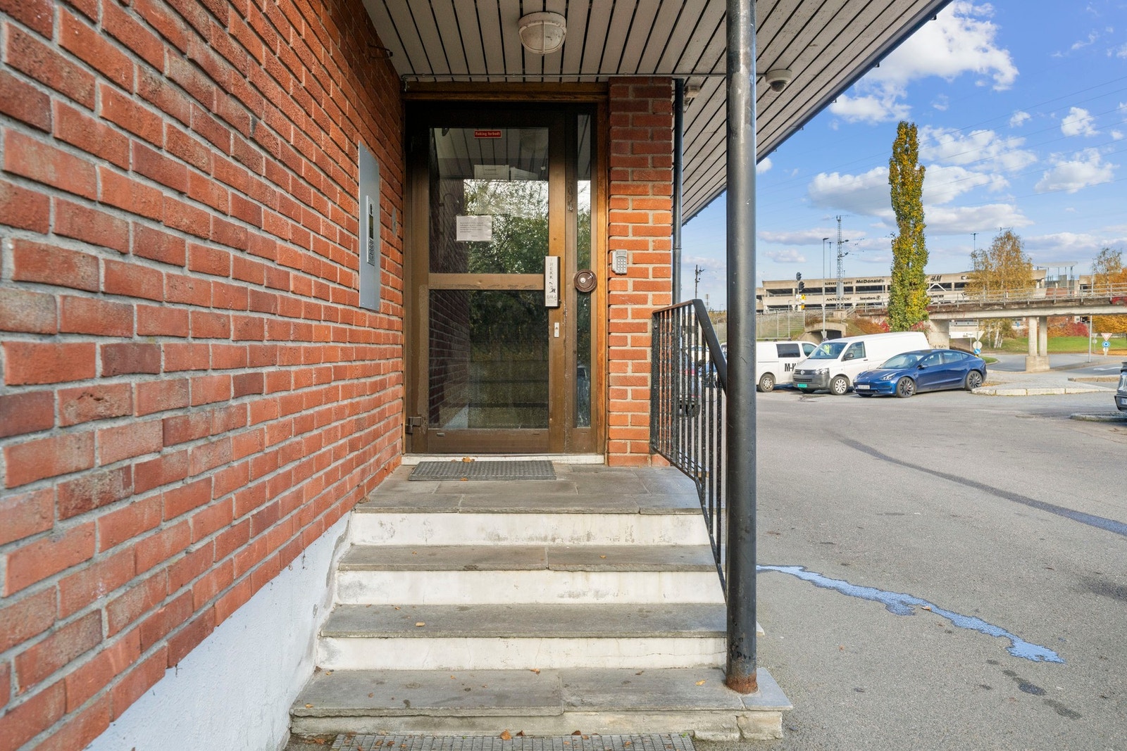 Felles pent opparbeidet inngangsparti. Galleribilde