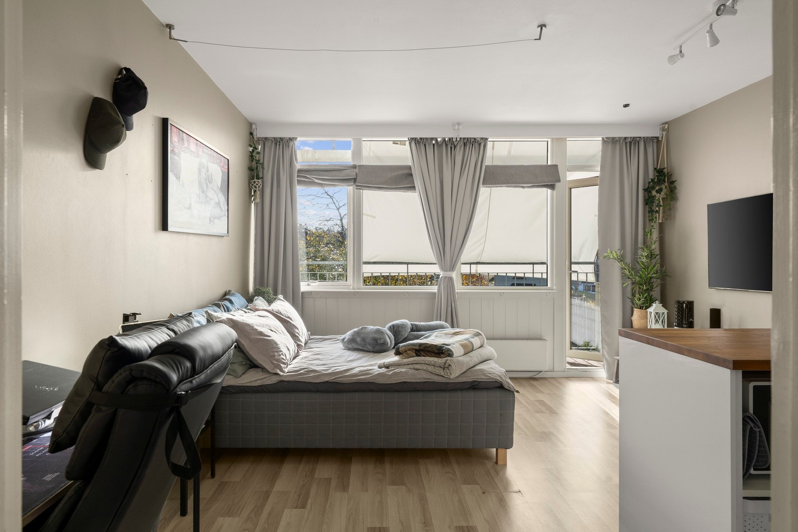 Stuen og kjøkkenet ligger i en åpen og sosial løsning som gir en romslig og luftig atmosfære. Galleribilde