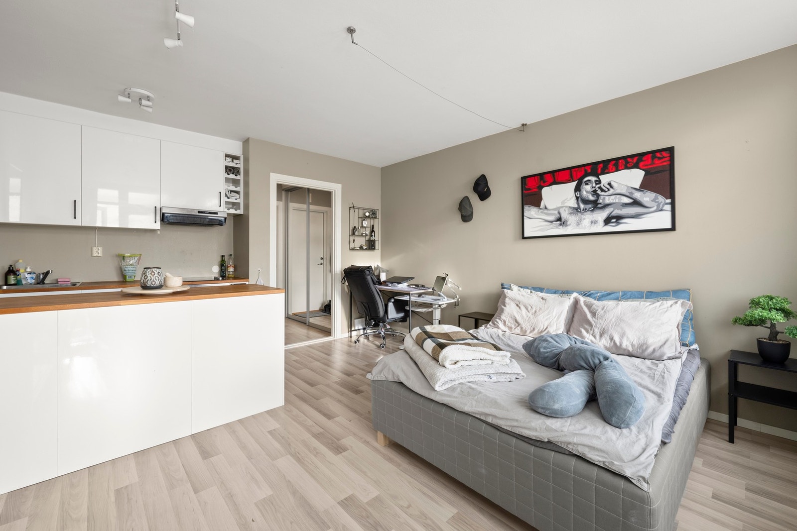 De lyse overflatene og laminatgulvene gir et helhetlig og moderne preg på rommet. Galleribilde