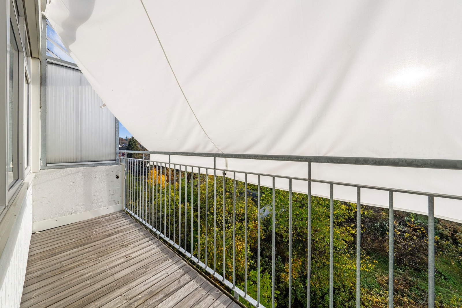 Fra stuen er det utgang til en trivelig balkong på ca. 5 kvm. Her er det plass til en liten sittegruppe - et fint sted å nyte en kopp kaffe eller litt frisk luft i hverdagen. Galleribilde