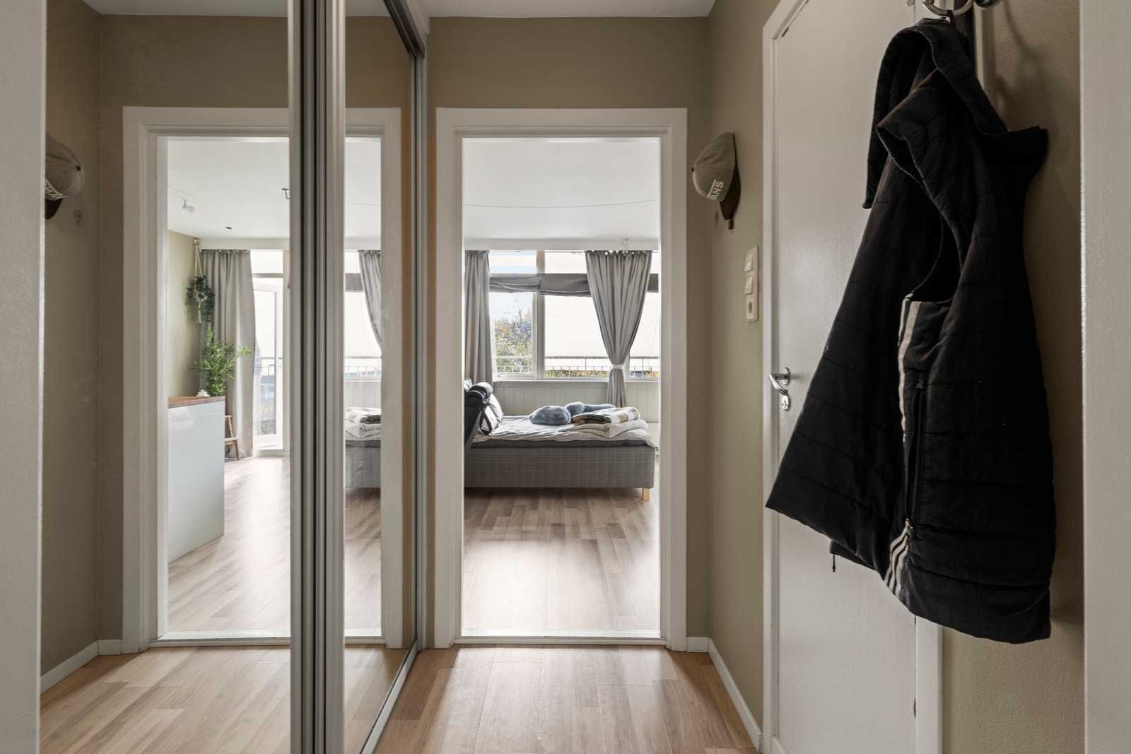 Leiligheten har en lys og trivelig entré som gir et godt førsteinntrykk. Her er det plass til oppbevaring av yttertøy og sko, og du får en naturlig overgang til boligens øvrige rom. Galleribilde