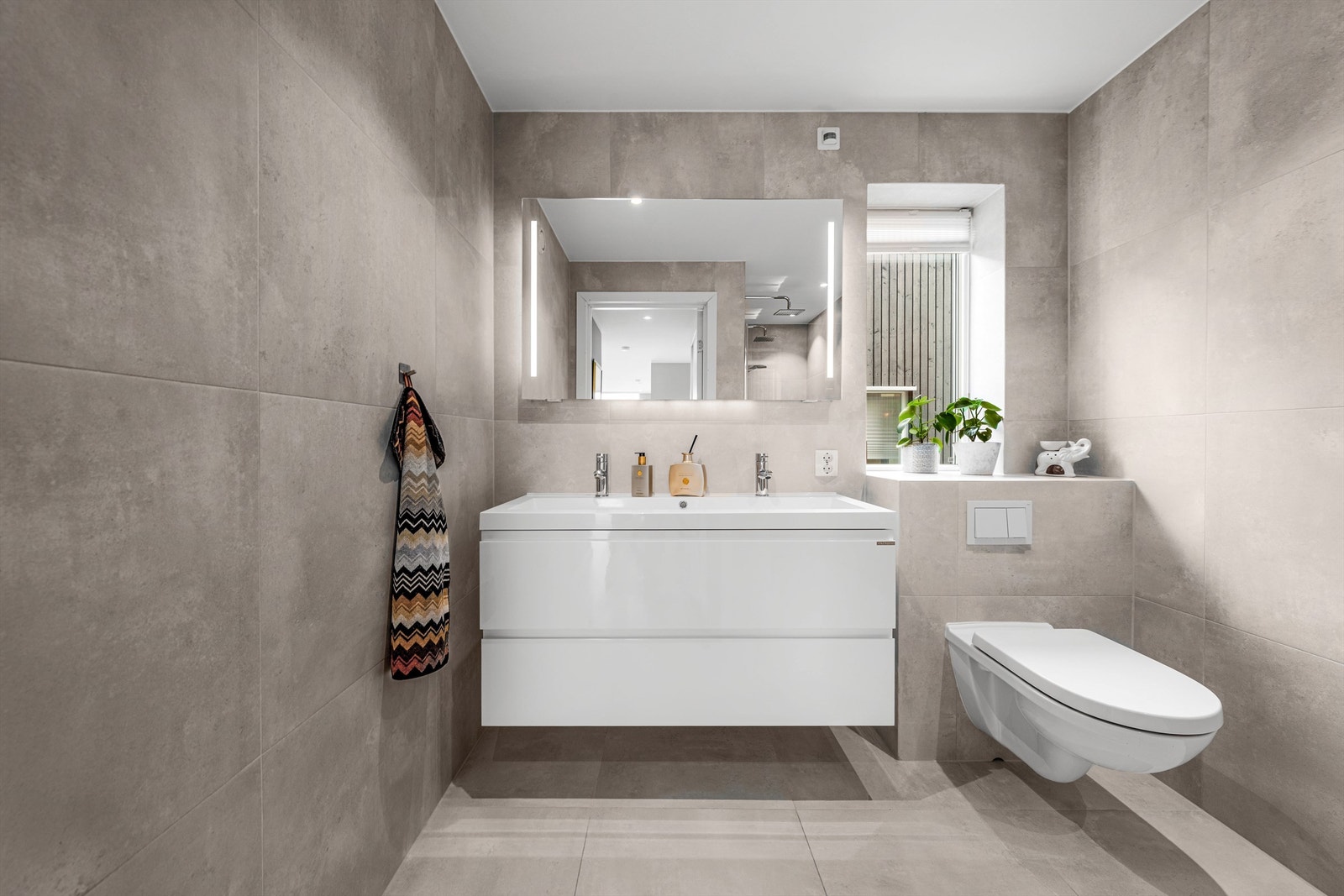 Bad i 2. etasje | Moderne, lekkert og påkostet bad med blant annet dobbelvask og to regnfallsdusjer. Galleribilde