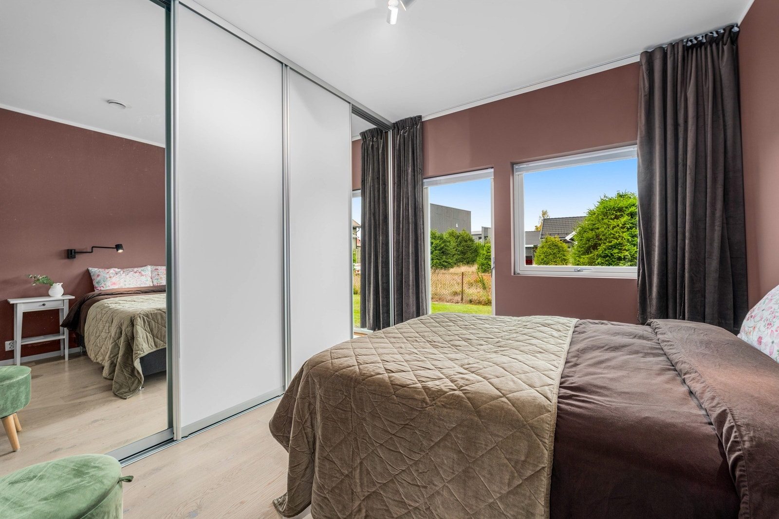 Hovedsoverom | Godt med oppbevaring i skyvedørsgarderobe og direkte utgang til hagen. Galleribilde