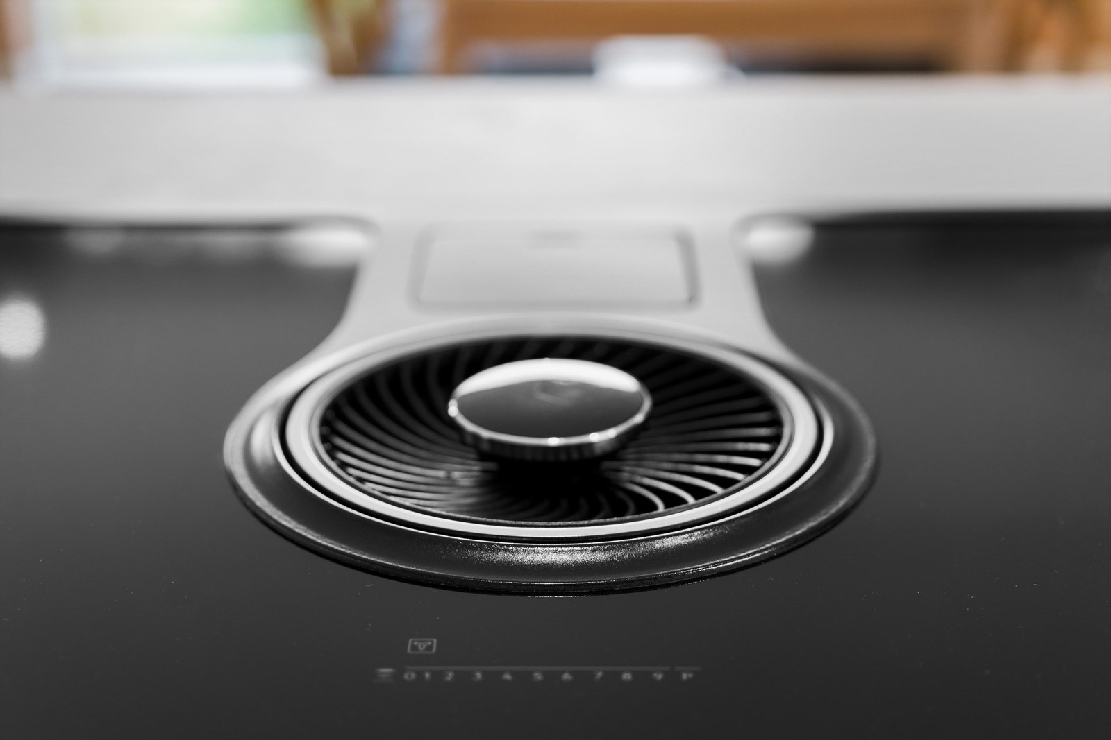 Esktra bred induksjonstopp med integrert ventilator. Galleribilde