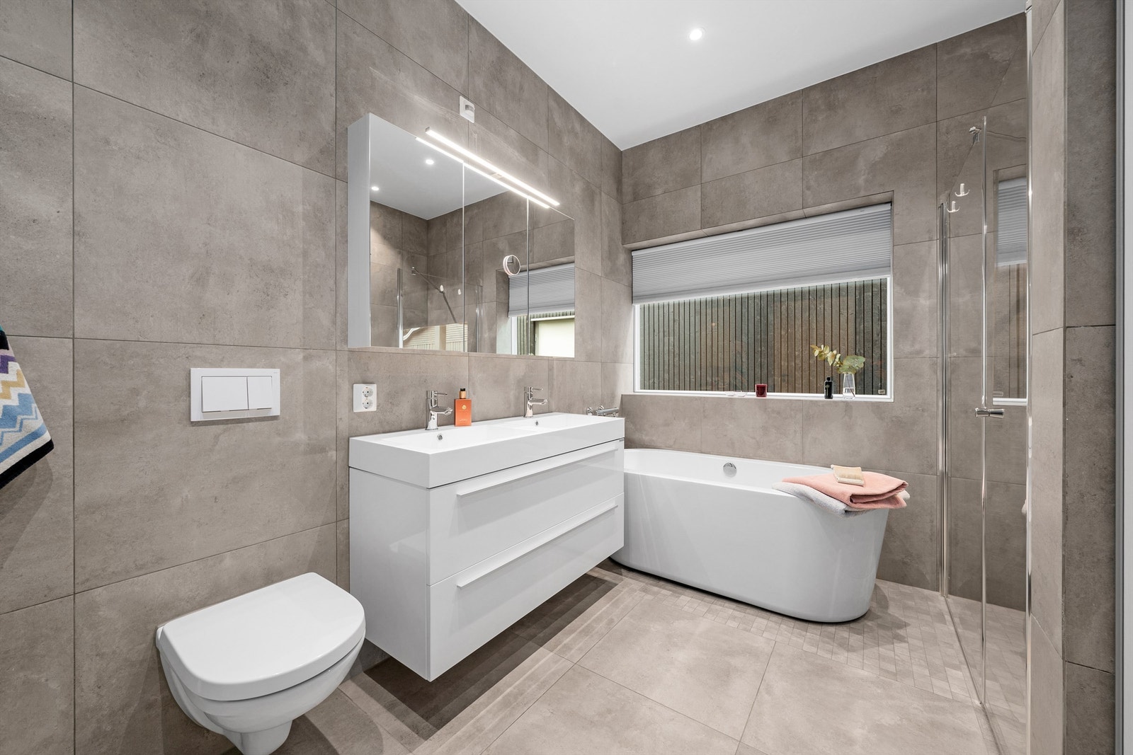 Hovedbad med dobbelvask, badekar og ekstra stor dusjsone med regnfallsdusj. Galleribilde