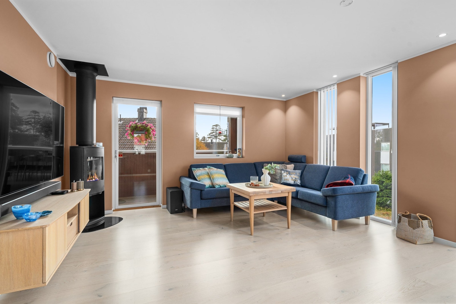 Fra stuen er det direkte utgang til overbygd terrasse med videre oppgang til takterrassen. Galleribilde