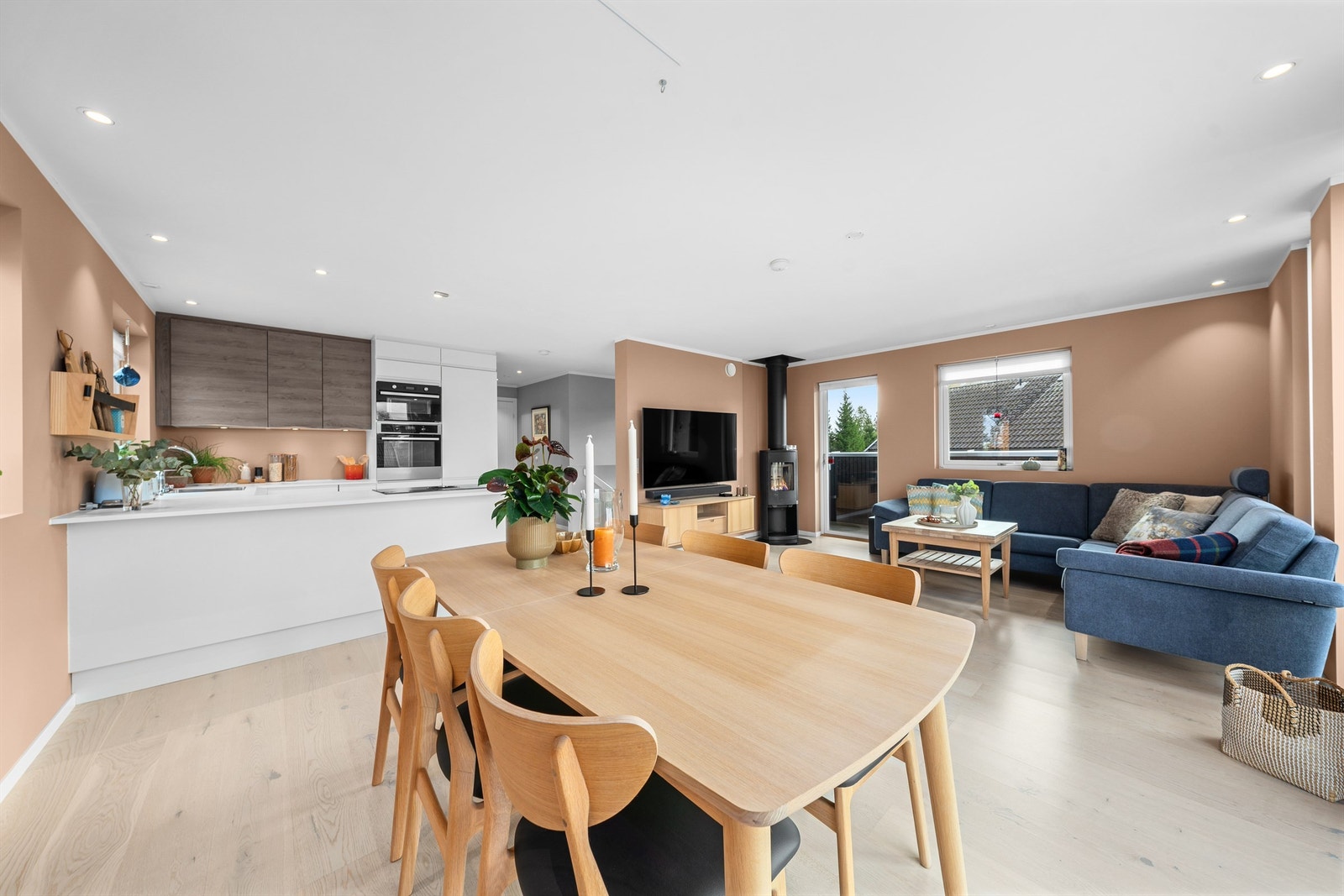 Oppvarming med vannbåren gulvvarme i alle rom og peisovn i stuen. Galleribilde