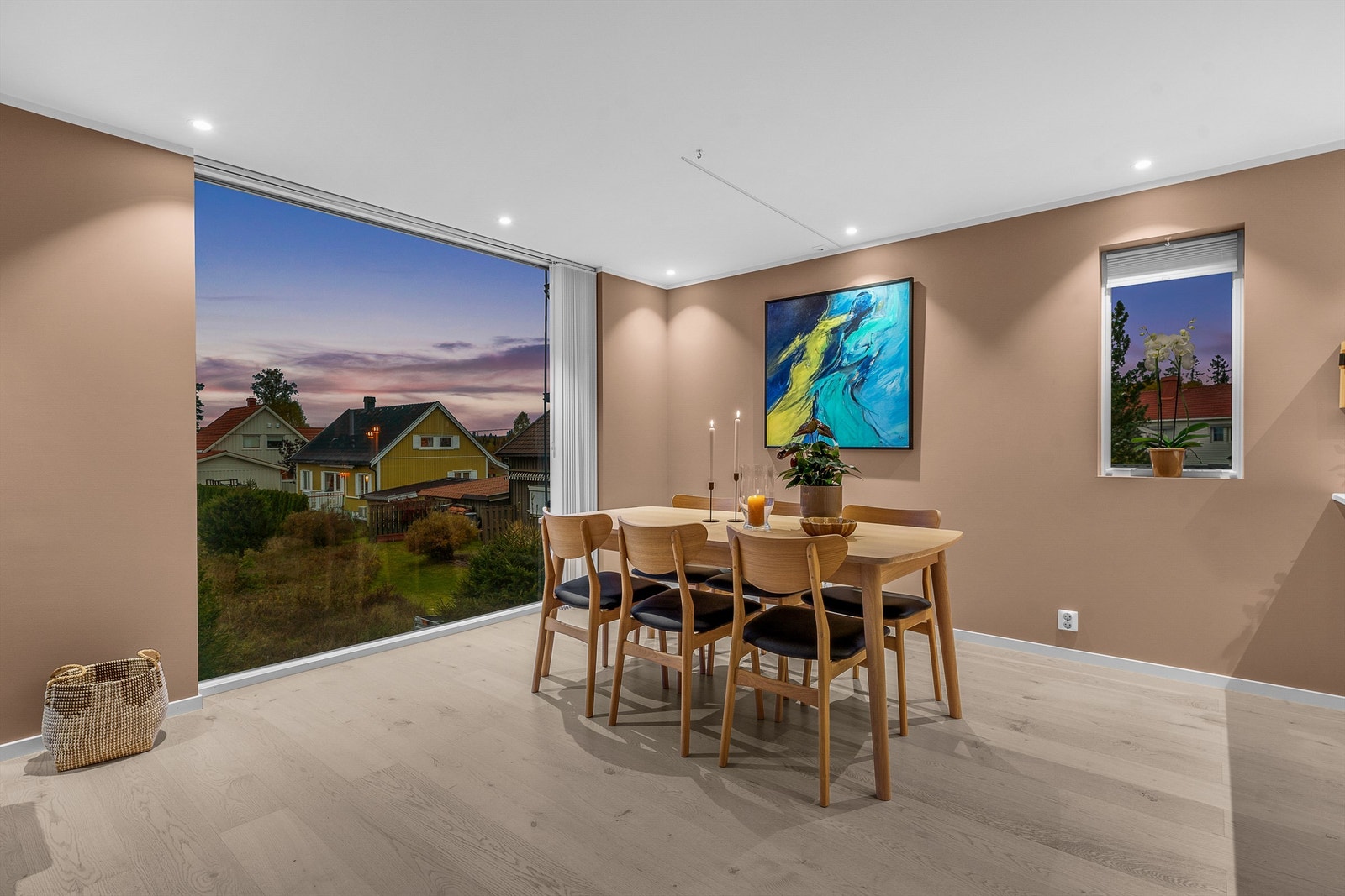 Stort vindu fra gulv til tak gir en god romfølelse. God plass til stort spisebord og mange gjester. Galleribilde