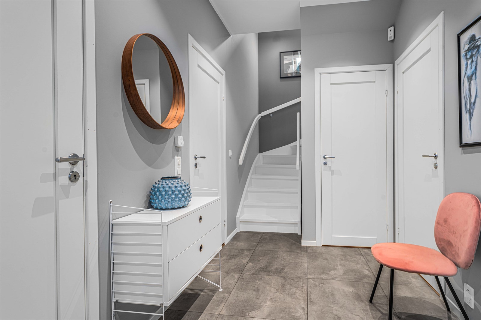 Verdt å merke seg at det er ekstra god takhøyde i boligens første etasje fra 256 cm og helt opp til 276 cm. Galleribilde