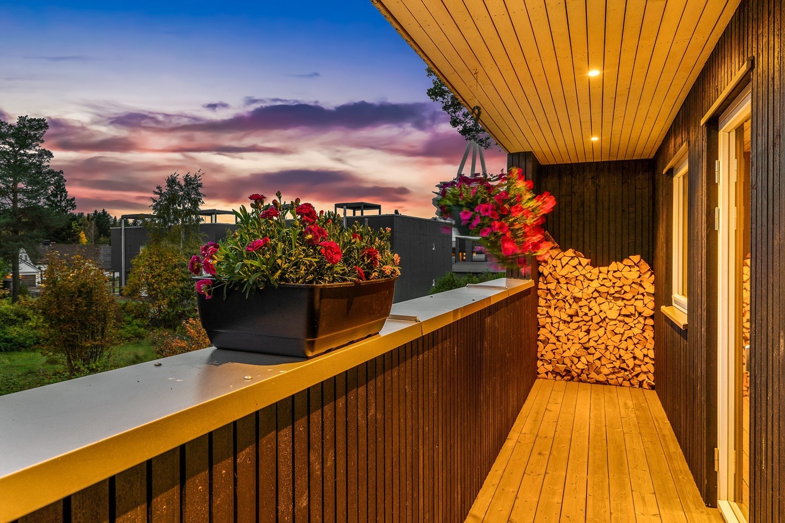 Overbygd terrasse på 10 kvm. med spotter i tak og videre oppgang til takterrassen. Galleribilde