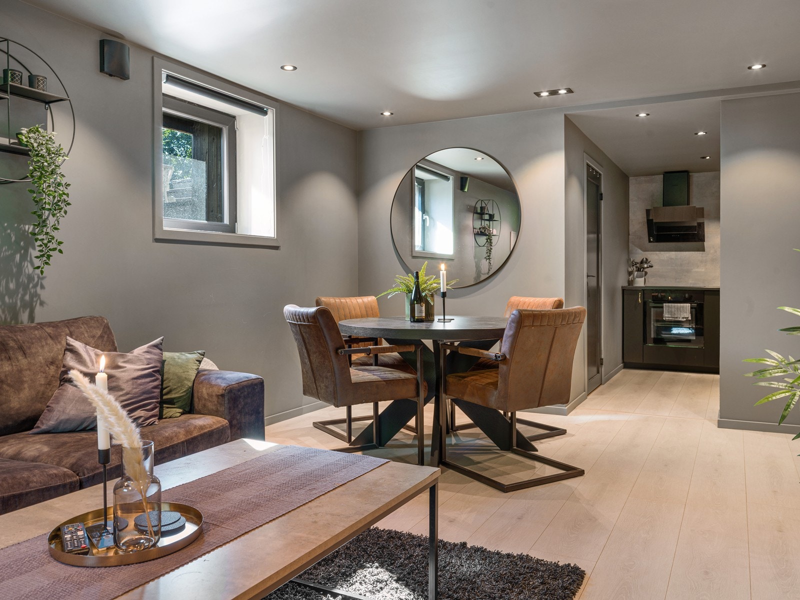 I kjelleren finner vi en hyggelig stue med åpen løsning mot kjøkkenet. Galleribilde