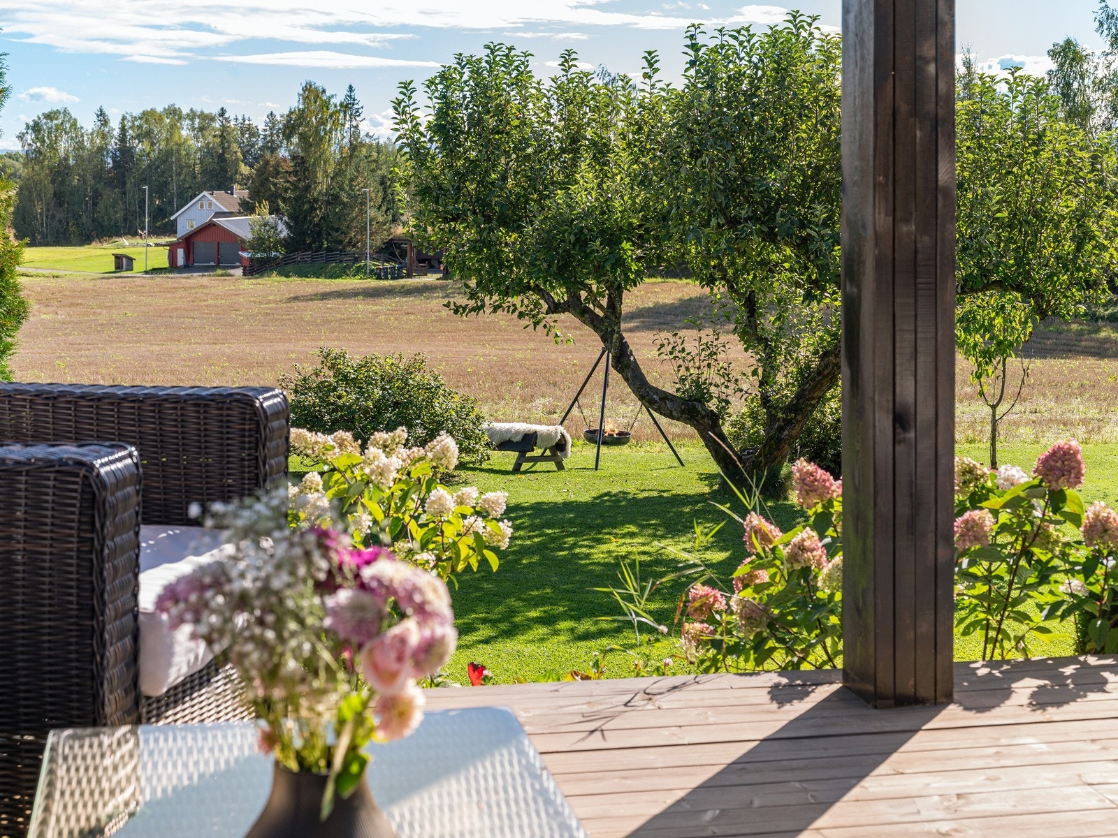 Hagen er pent opparbeidet med plen, frukttrær og beplantning. Galleribilde