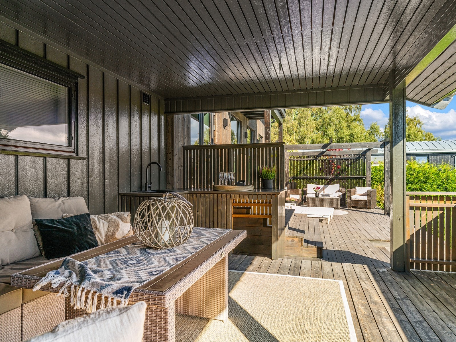 En del av verandaen er overbygget og har et etablert utekjøkken med vask og kran. Galleribilde