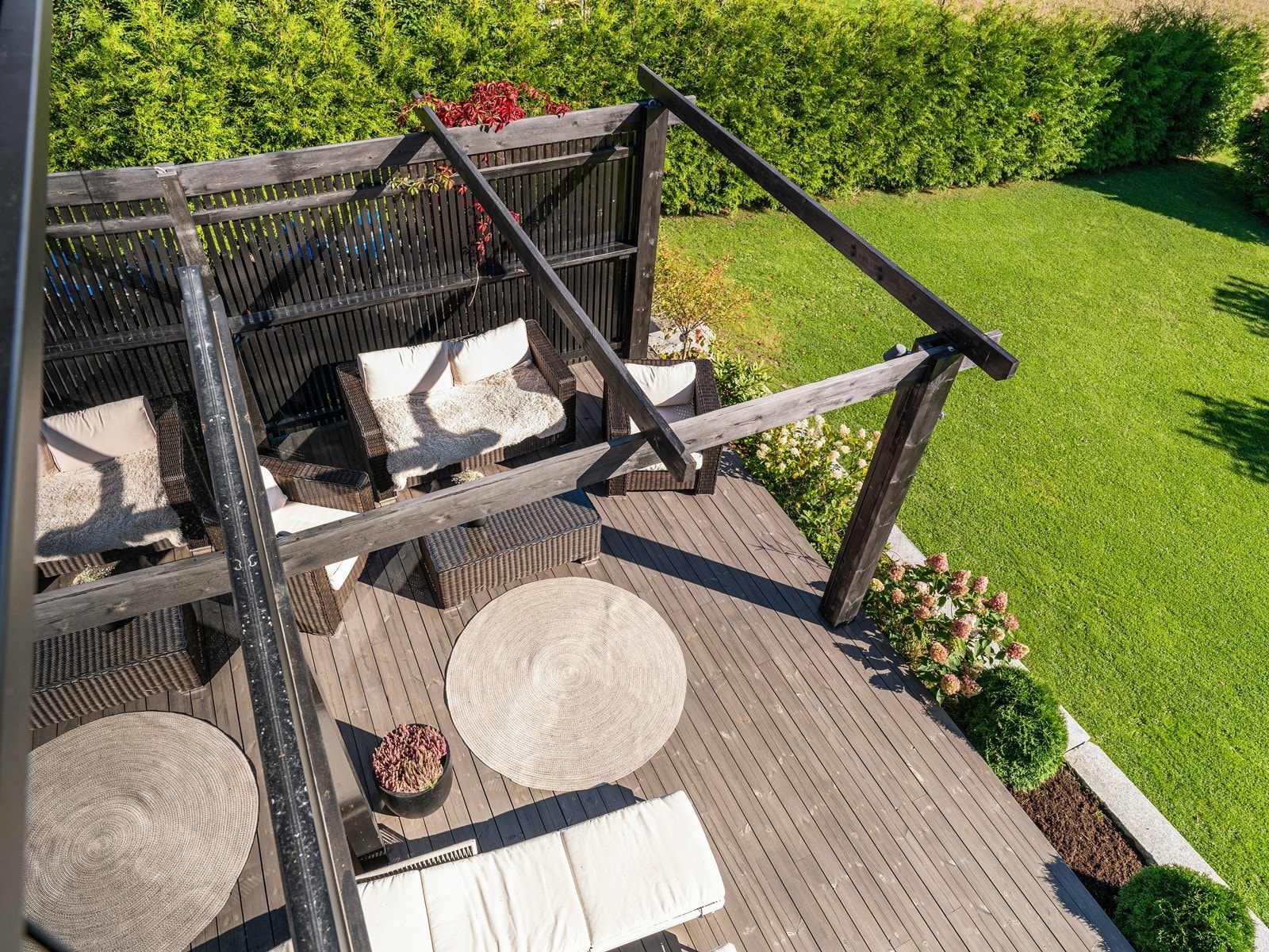 Terrassen strekker seg langs store deler av husets sørside og har gode solforhold. Galleribilde