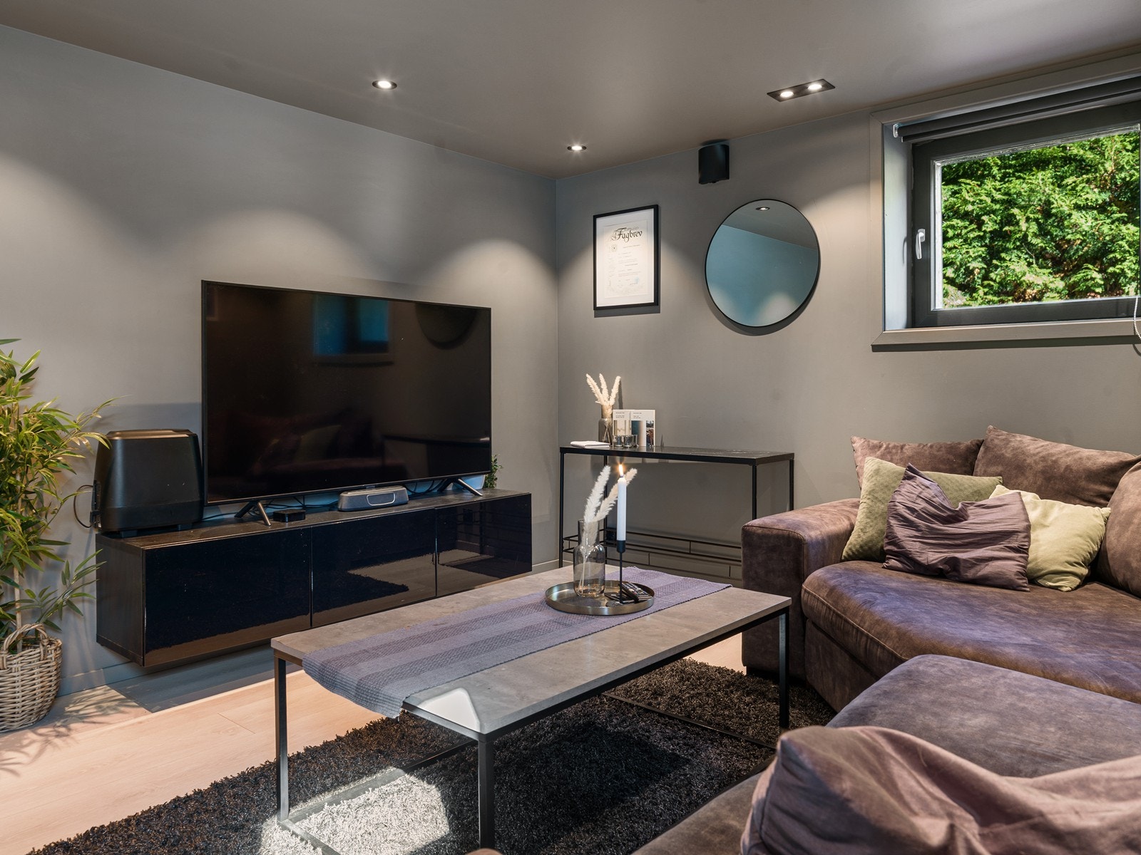 Innfelte downlights i himlingen gir god og jevn belysning i rommet. Galleribilde