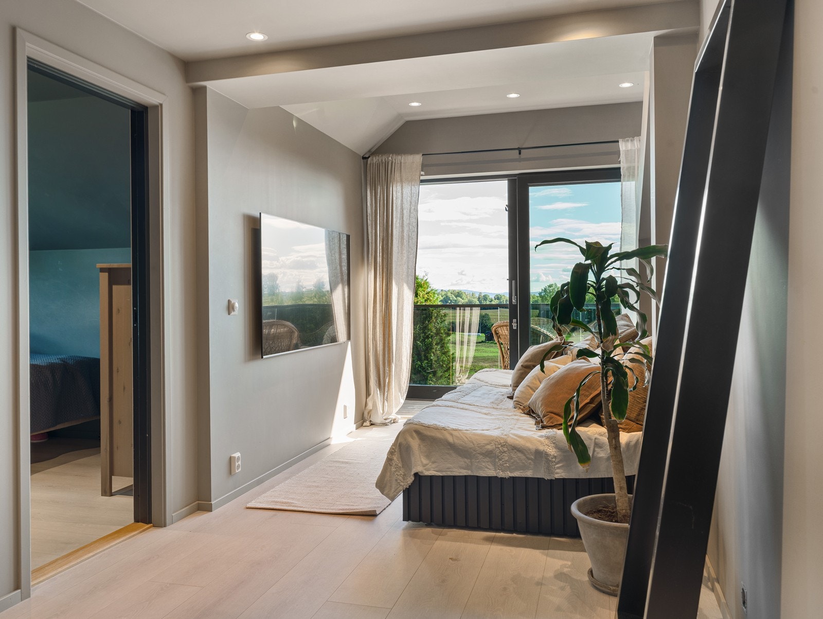 Herfra har man god oversikt og en fin overgang til et av soverommene. Galleribilde