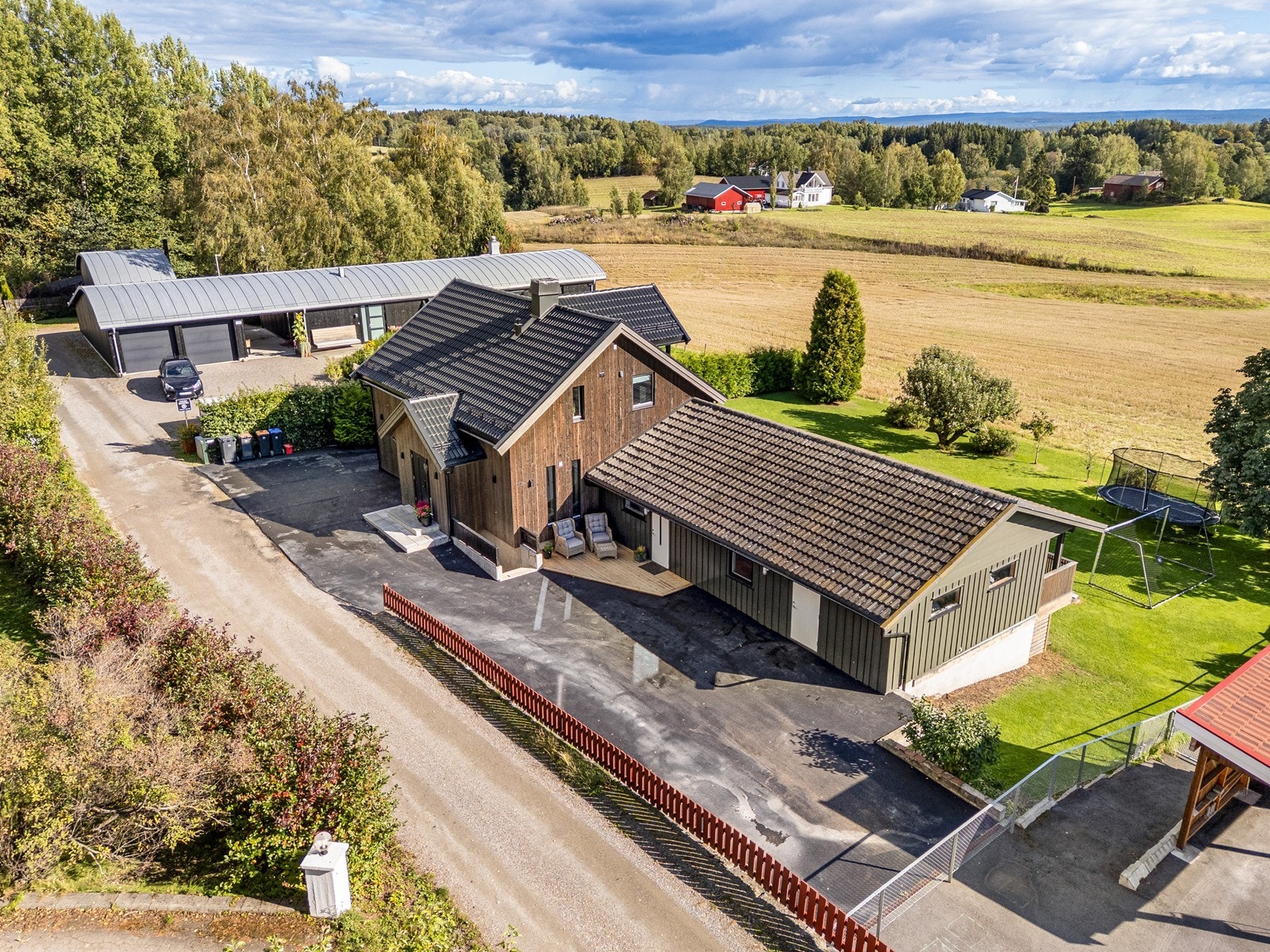 Eiendommen ligger i et etablert og rolig boligområde med landlig preg. Galleribilde