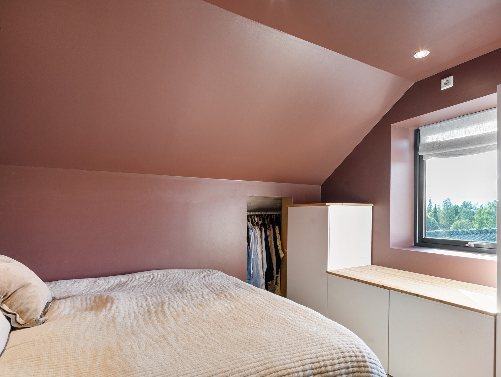 Smarte løsninger for oppbevaring utnytter plassen under skråtaket. Galleribilde