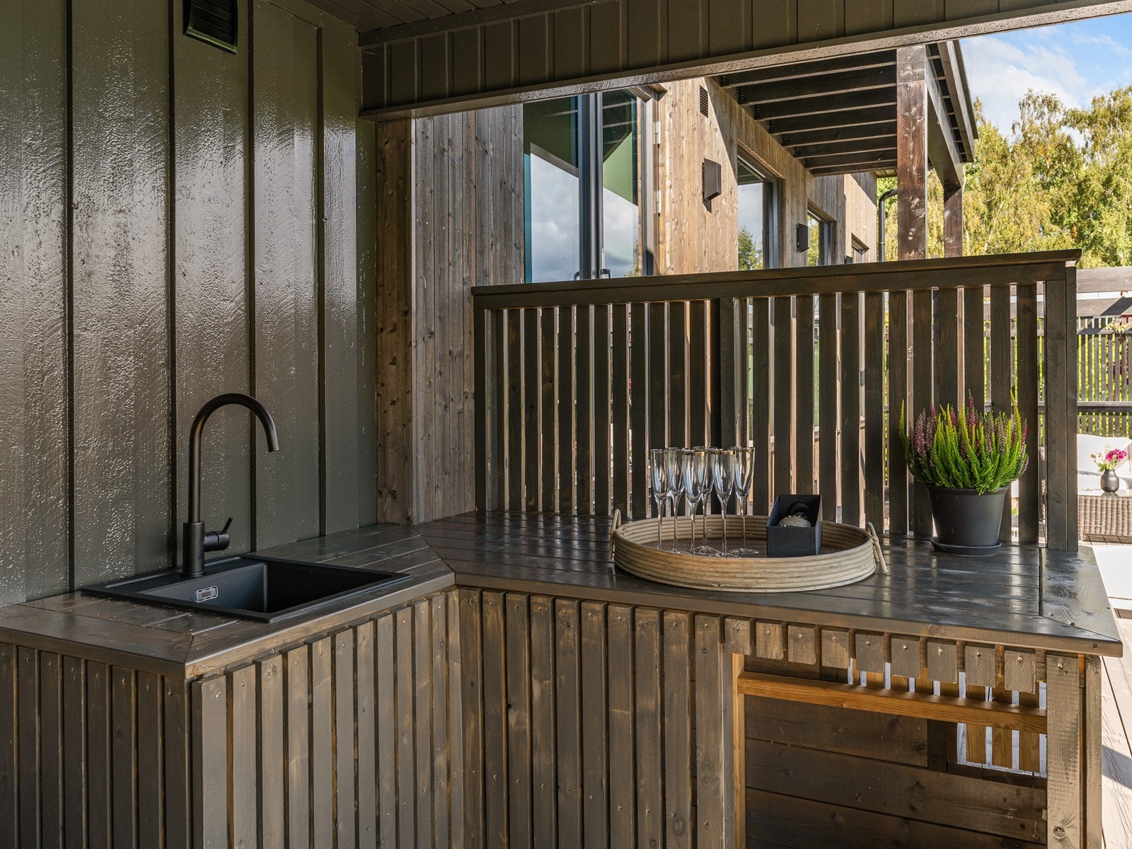 Praktisk for matlaging og servering utendørs gjennom store deler av året. Galleribilde