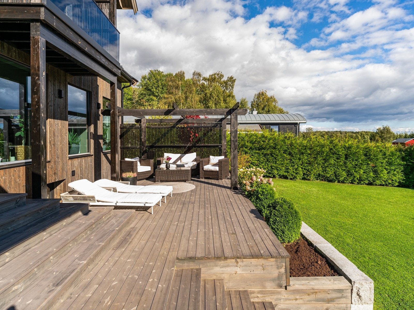 Tilbake på hovedplanet går vi ut på den store, sørvendte verandaen på totalt 75 m². Galleribilde