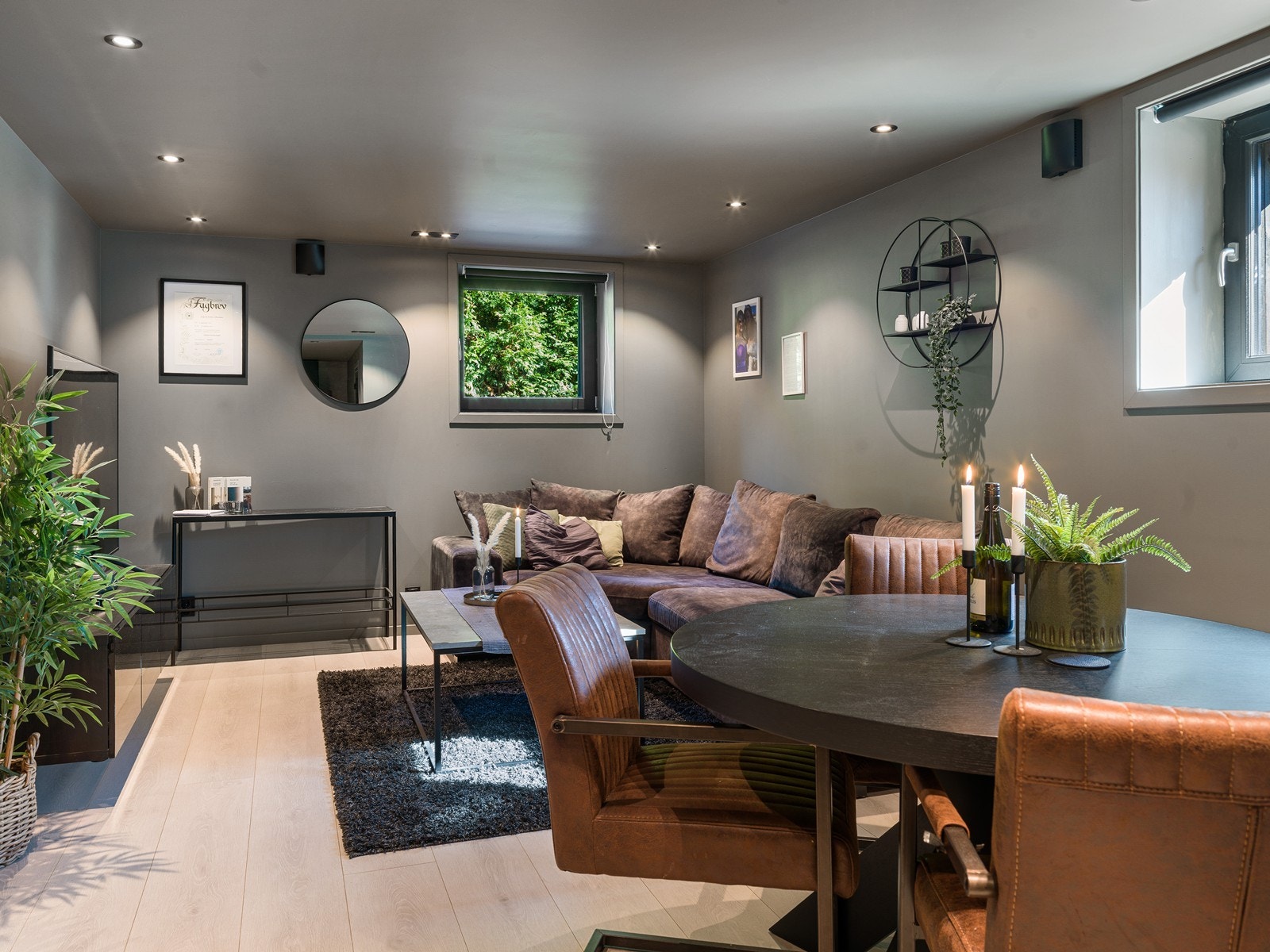 Dette er et allsidig rom som kan fungere som en egen enhet eller som en ekstra stue. Galleribilde