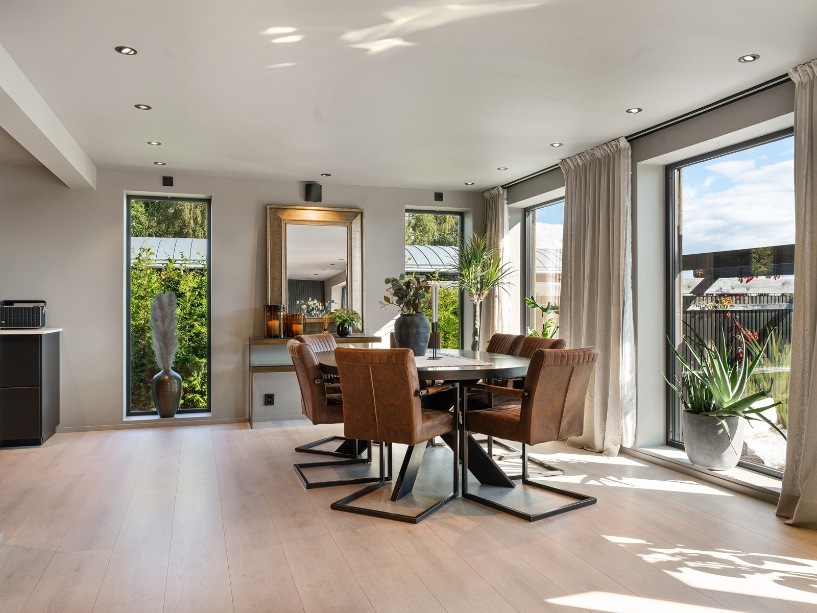 Spisestuen har plass til et stort spisebord for hyggelige sammenkomster. Galleribilde