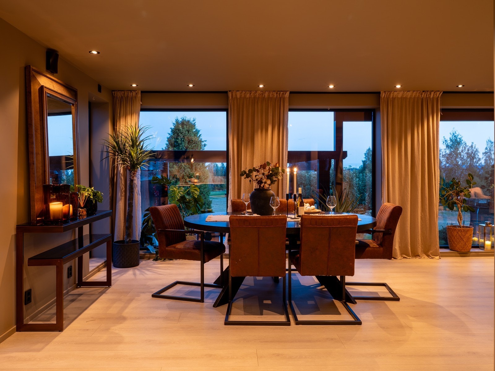 Innfelte downlights i himlingen gir en jevn og behagelig belysning i hele rommet. Galleribilde