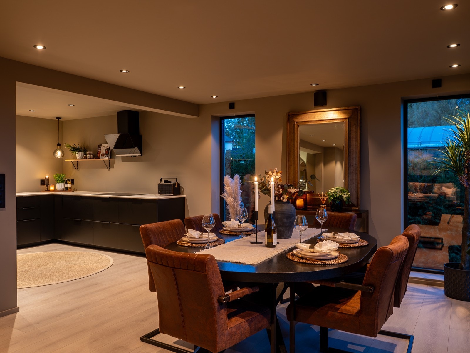 De store vindusflatene gir en fin kontakt med uteområdet, også etter mørkets frembrudd. Galleribilde