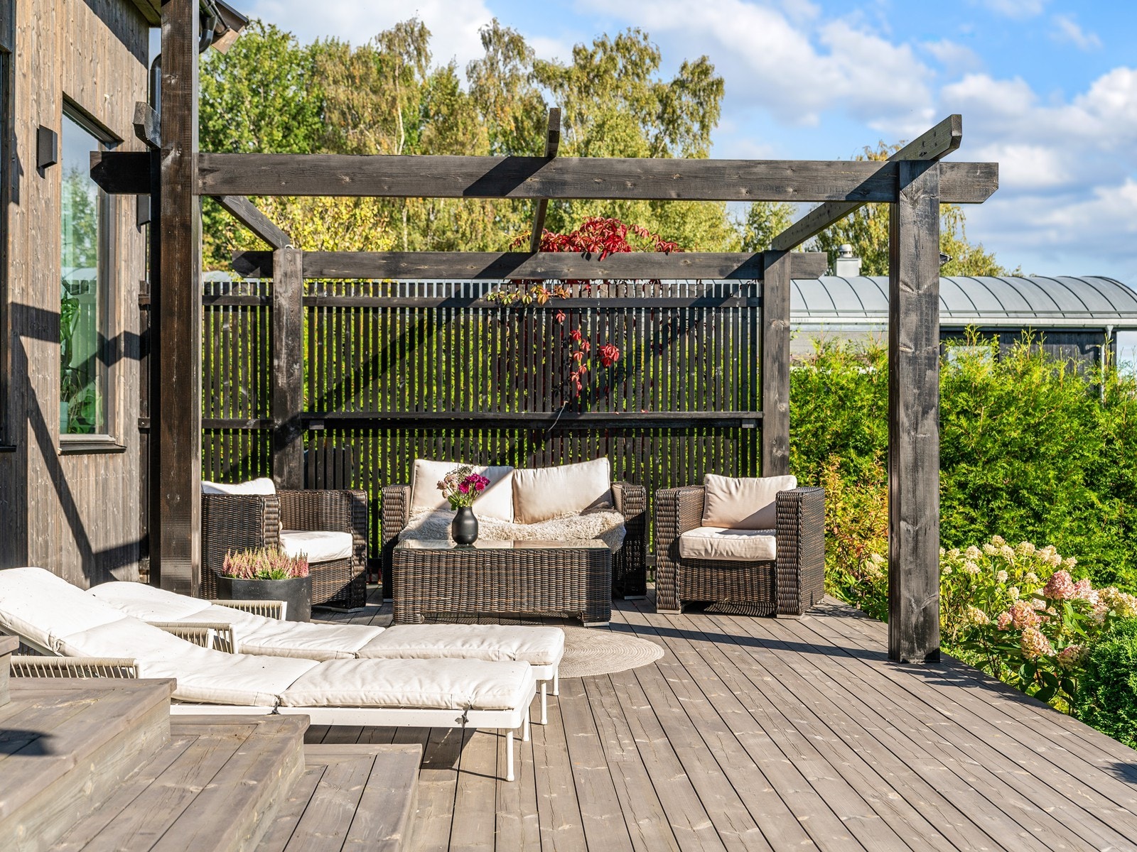 Her er det rikelig med plass for flere sittegrupper og solsenger. Galleribilde