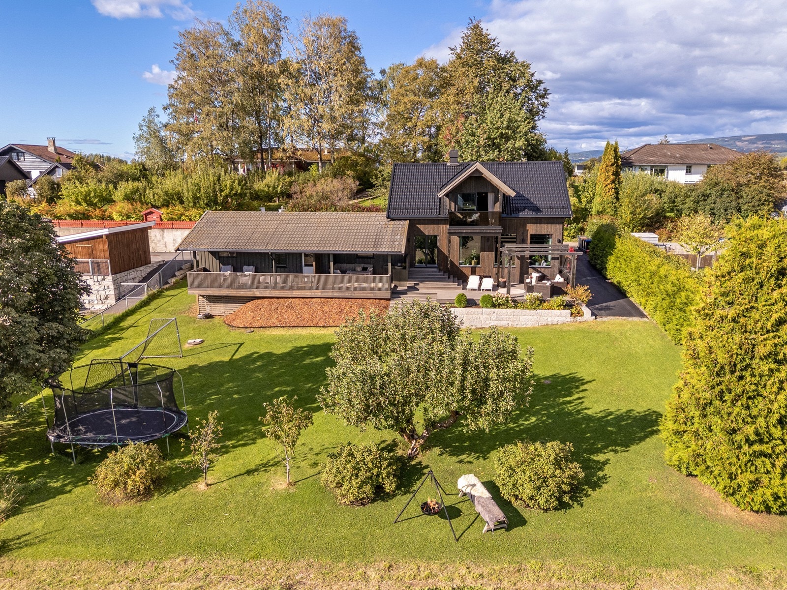 Et overblikk over den store tomten og boligens plassering i terrenget. Galleribilde