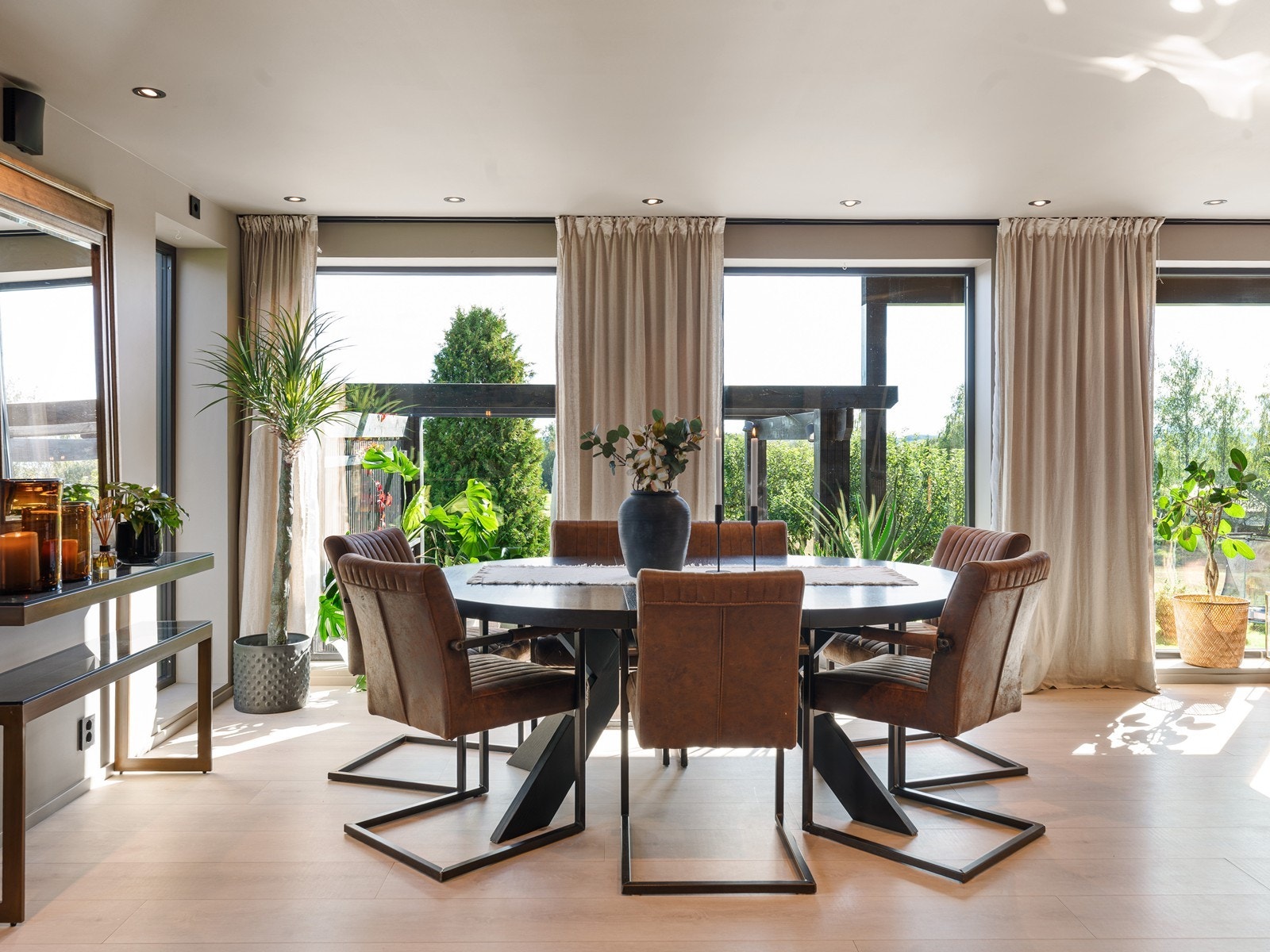 Fra spisestuen er det direkte utgang til den store, sørvendte verandaen. Galleribilde