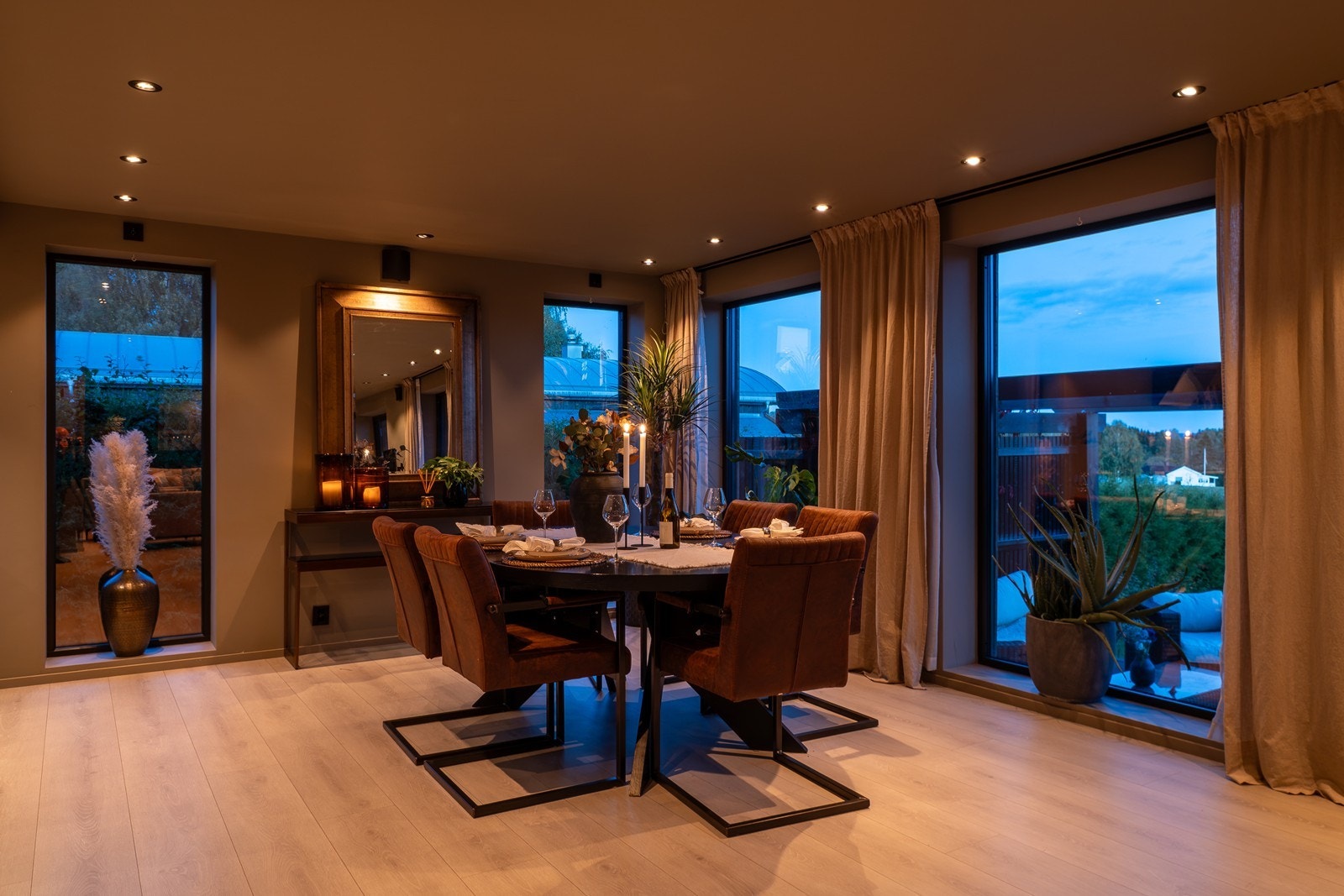 På kveldstid skaper den gjennomtenkte belysningen en lun og innbydende atmosfære. Galleribilde